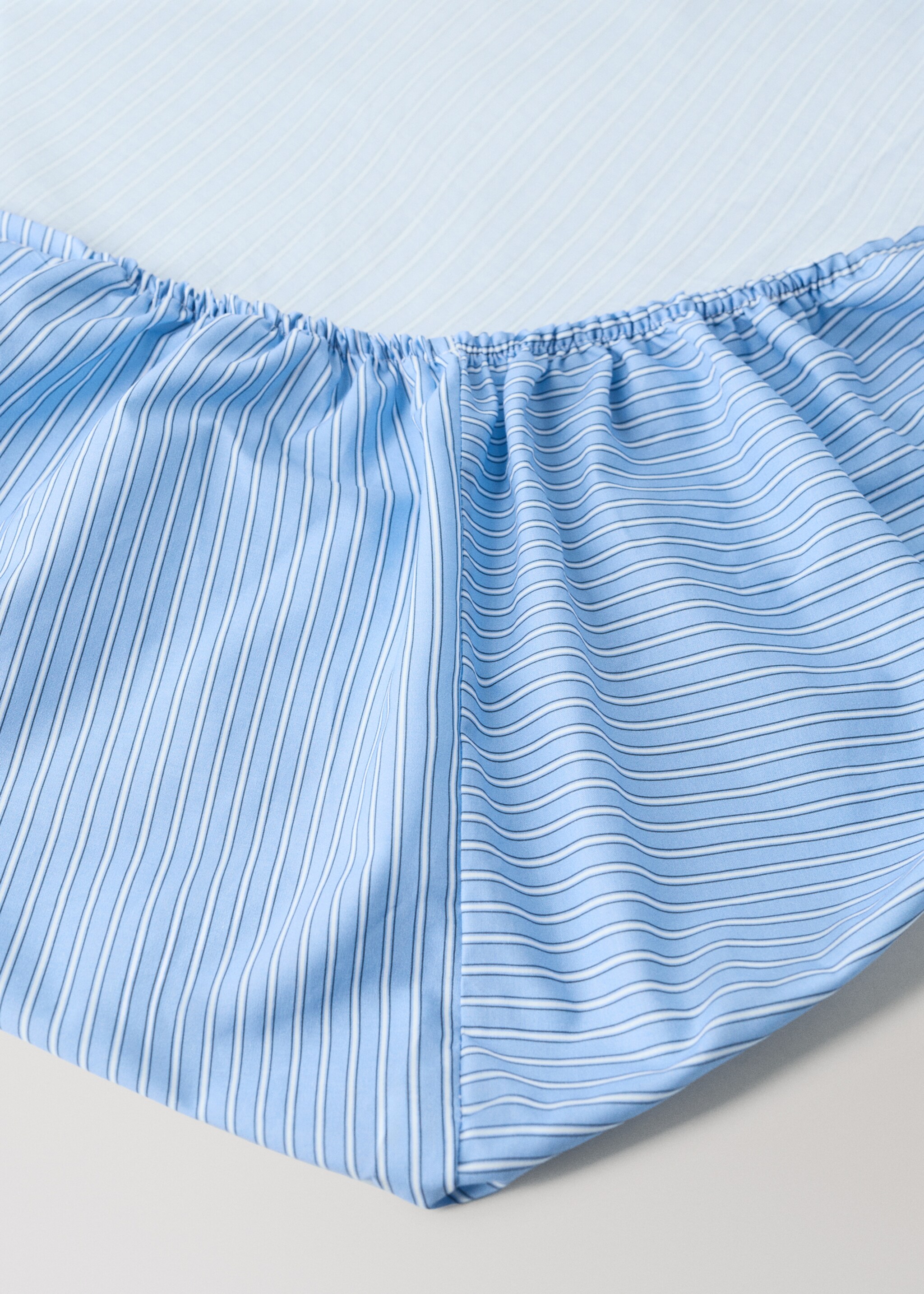 Shirt-style striped percale children’s fitted sheet for 135/140-cm bed - Details of the article 1, Blue. Ref: 27014063-00.