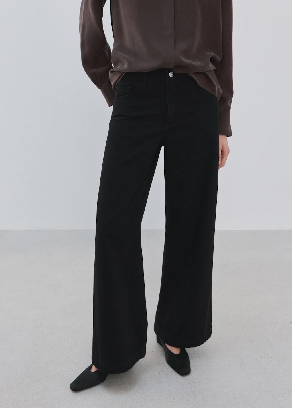 Wide leg mid-rise jeans