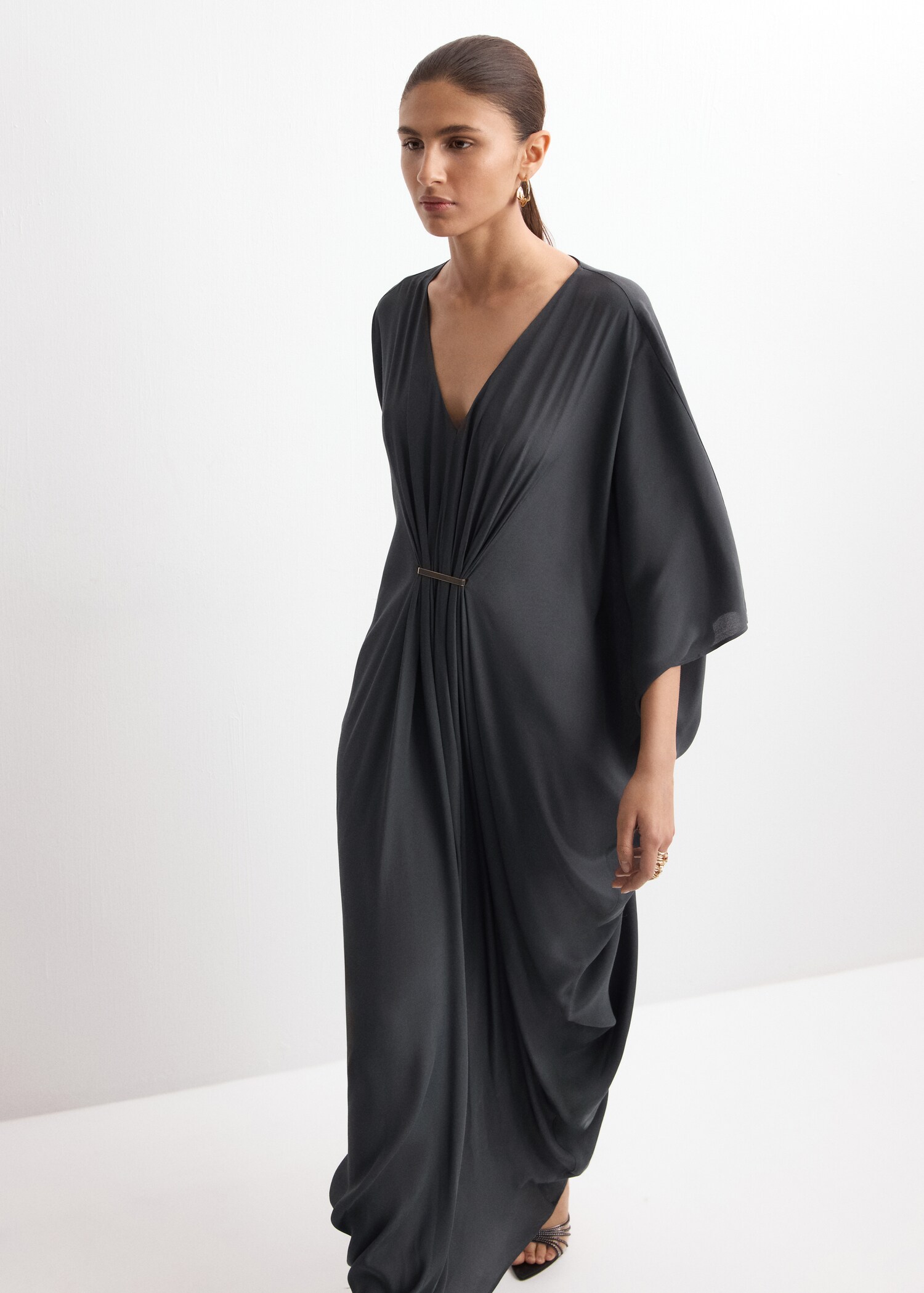 Vestido drapeado manga tres cuartos - Plano medio