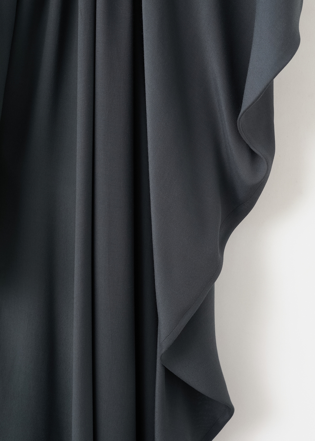 Draped dress with three-quarter sleeves - image 4