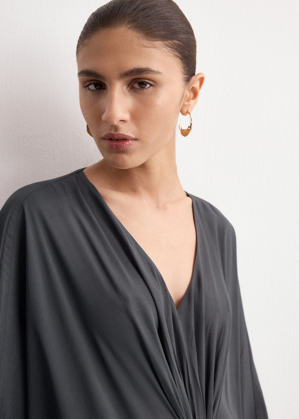 Draped dress with three-quarter sleeves - image 5