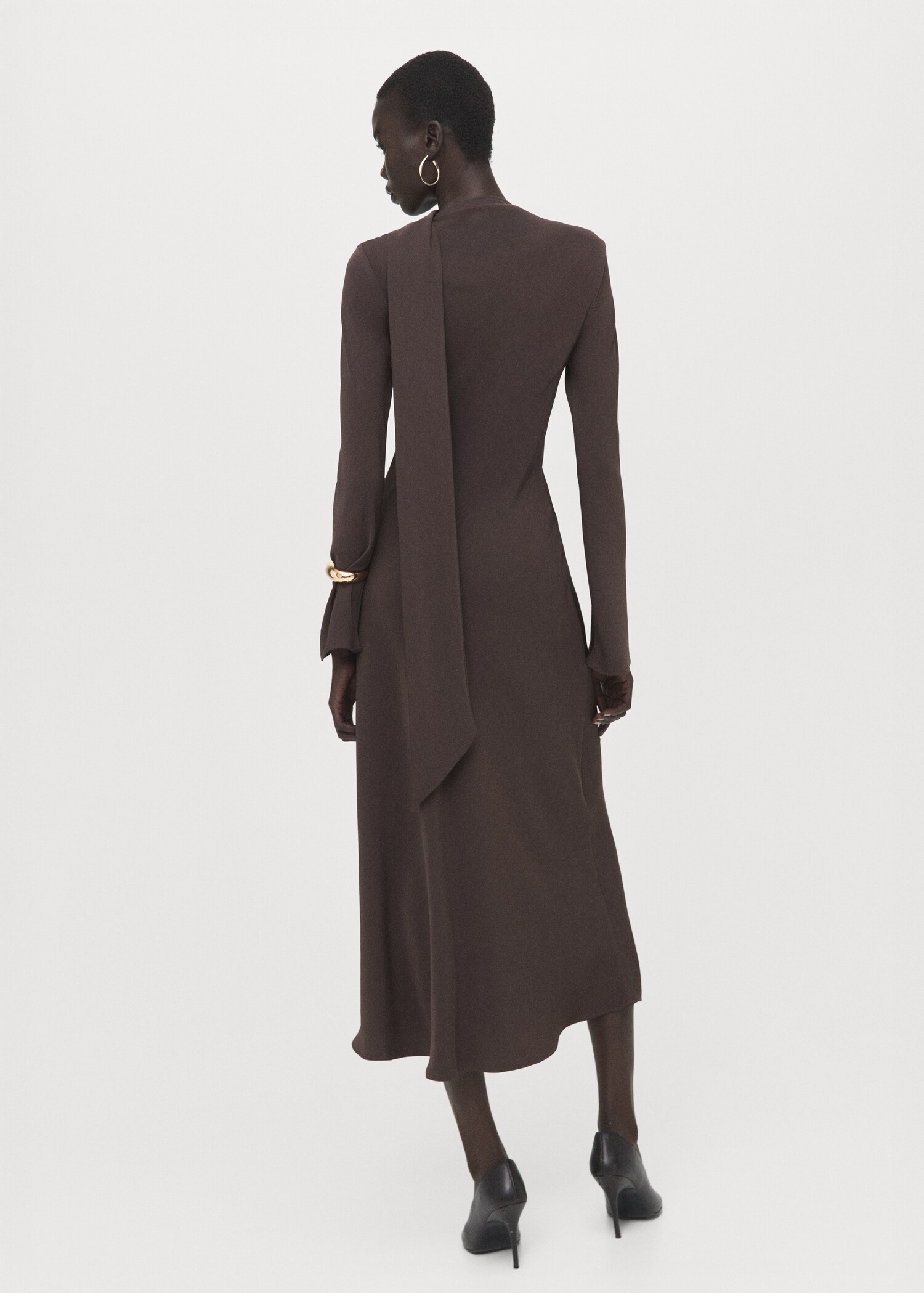 Vestido evasê com echarpe - Verso do artigo