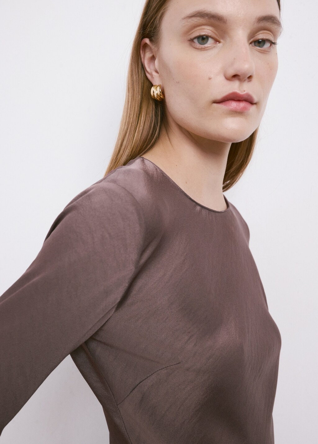 Long satin textured dress - image 4