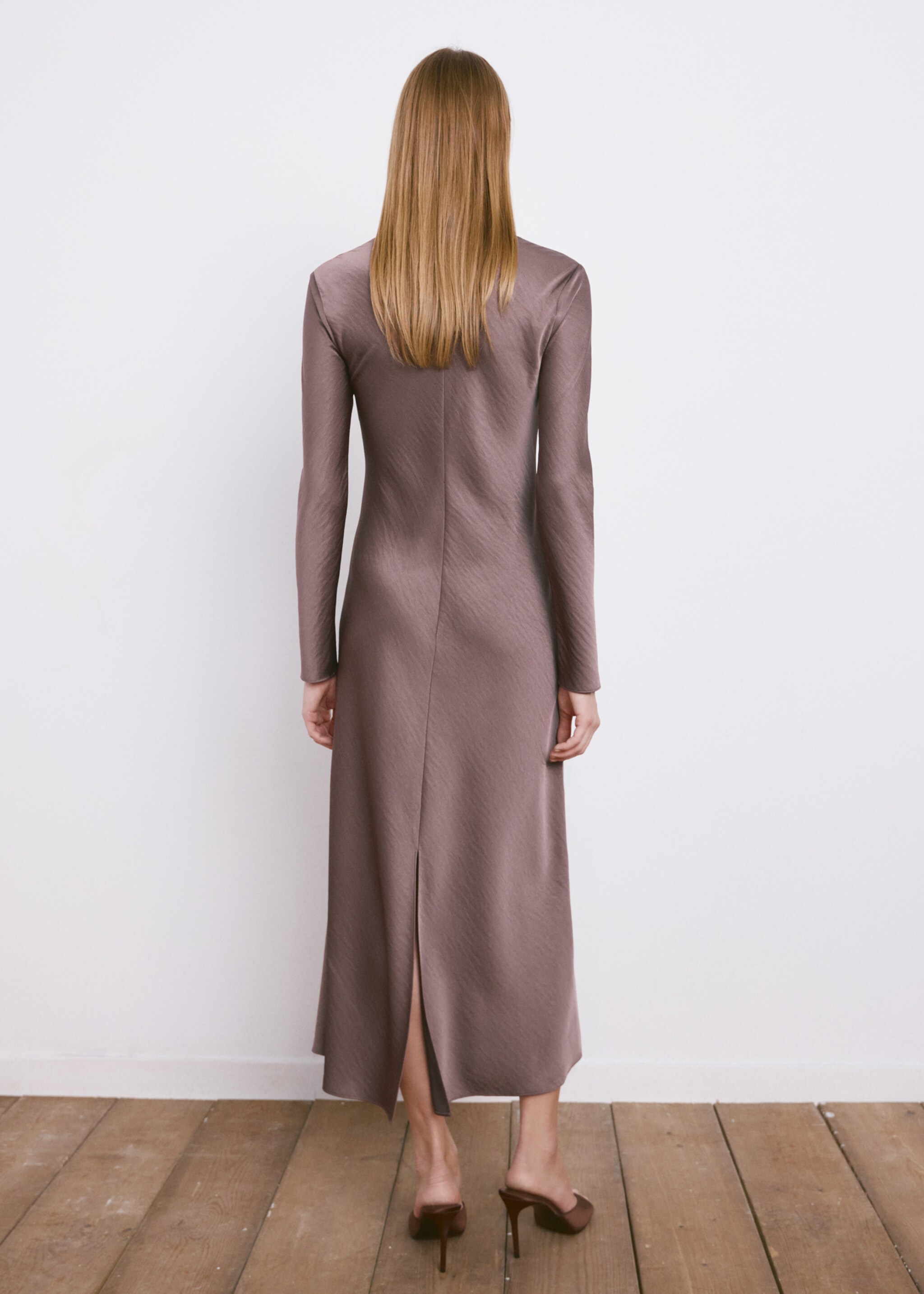 Long satin textured dress - Reverse of the article, Light/Pastel Purple. Ref: 27014088-00.