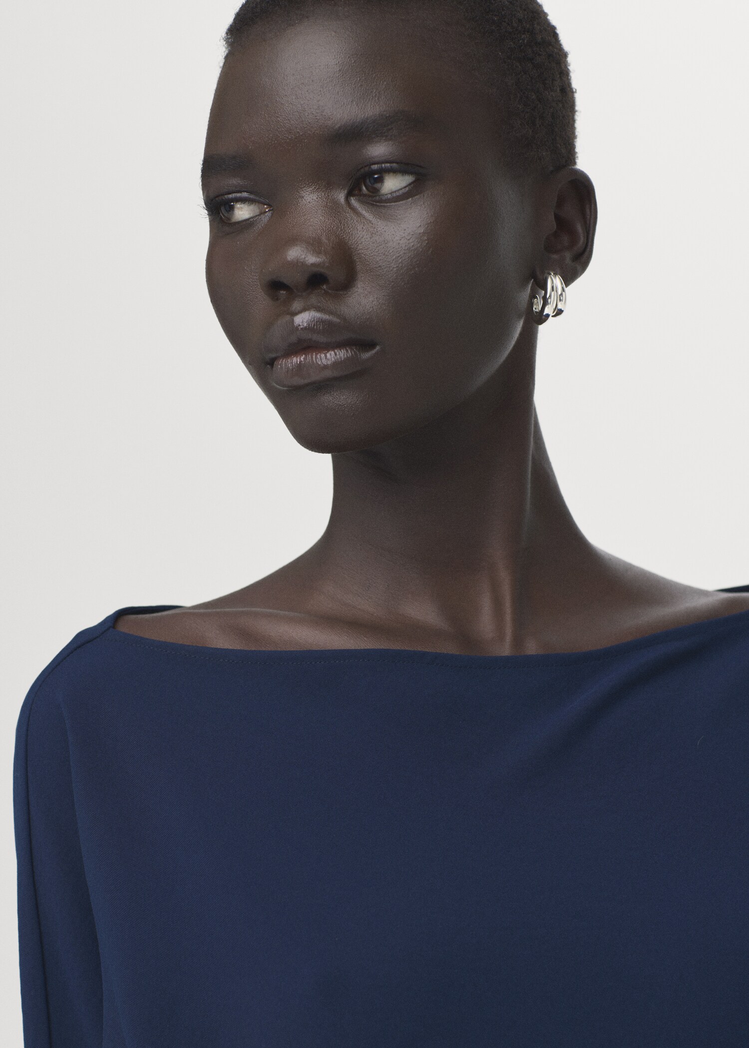 Vestido com gola de barco e rufos - Pormenor do artigo 1