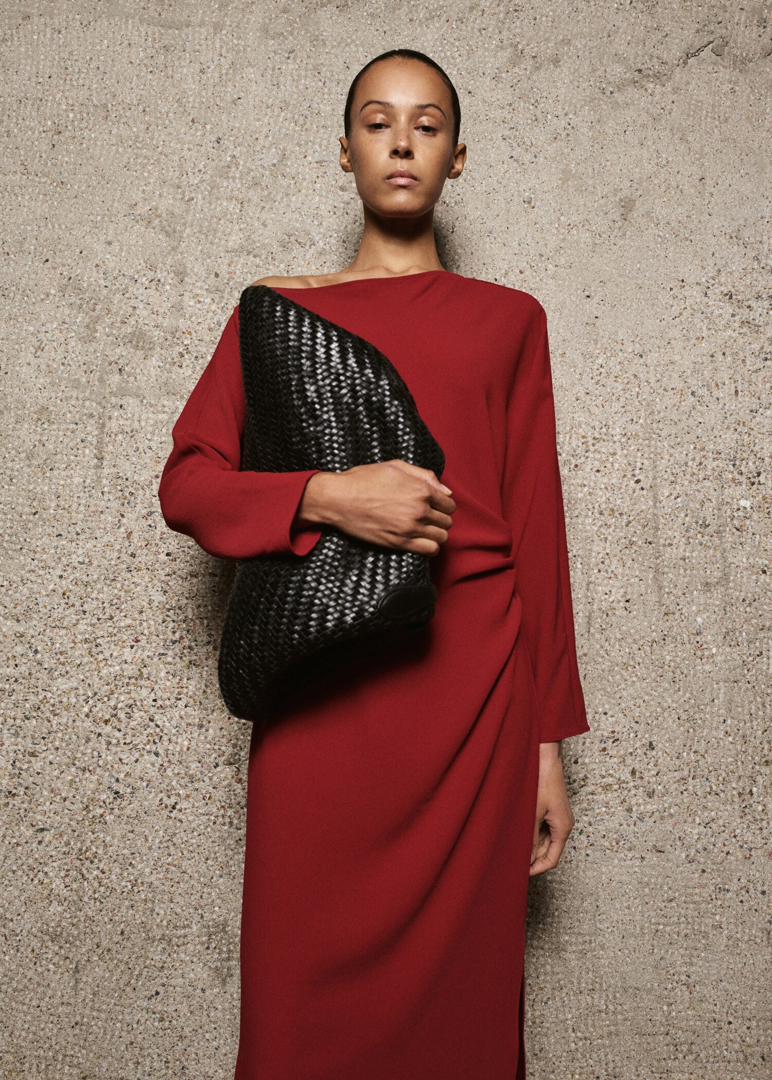 Vestido com gola de barco e rufos - Plano médio