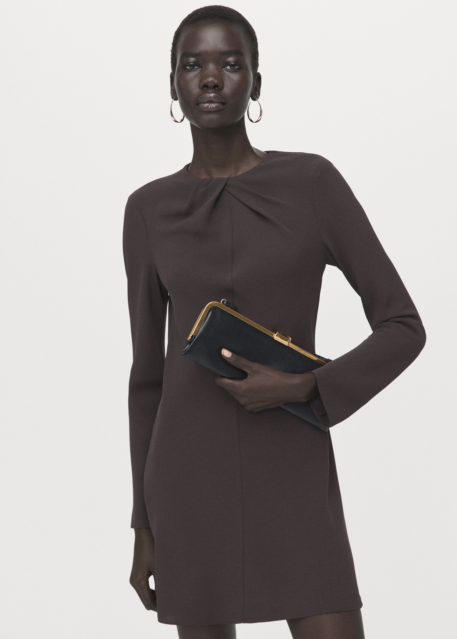 Robe col drapé et manches longues - Plan moyen