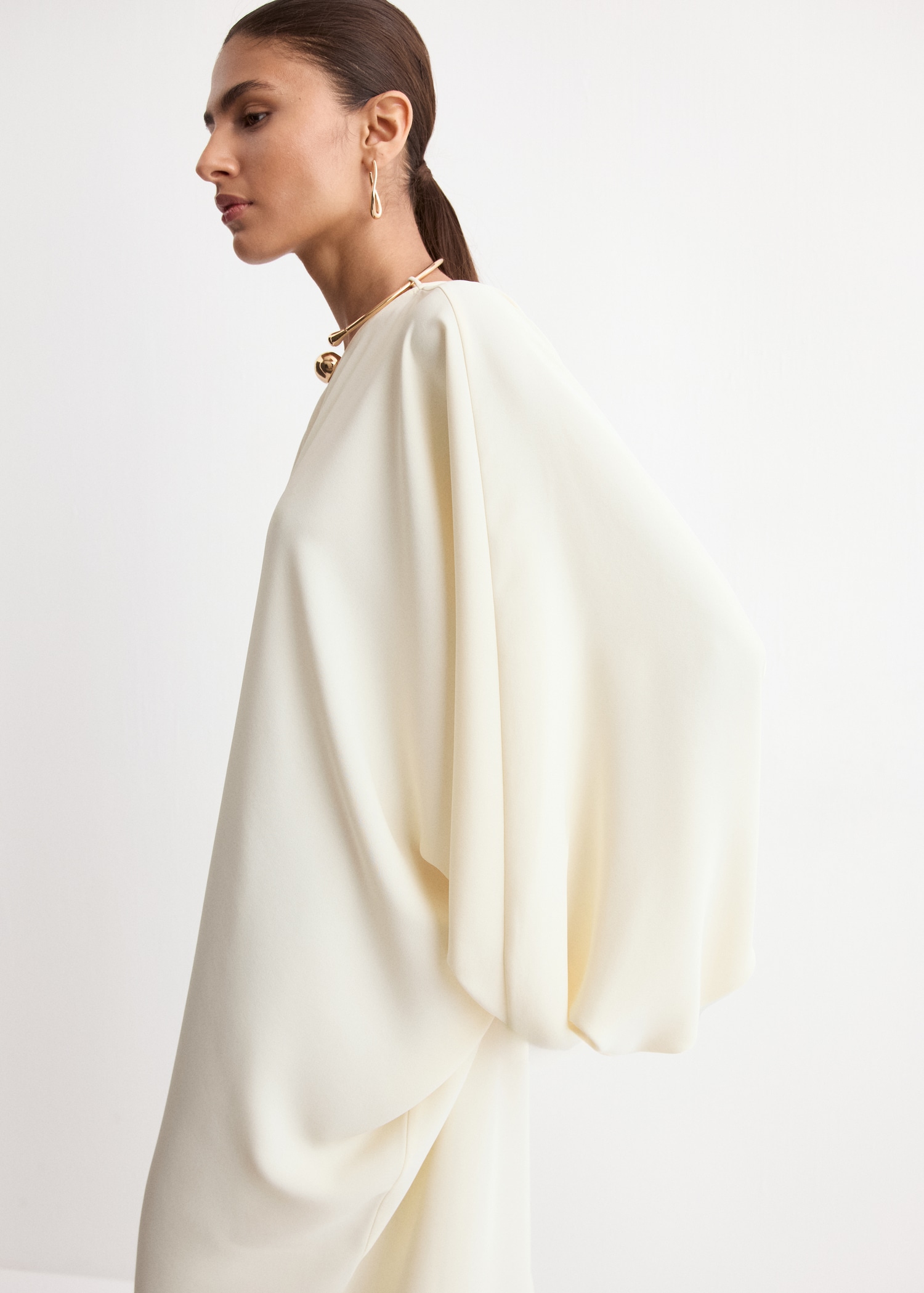 Vestido com manga abaloada - Plano médio