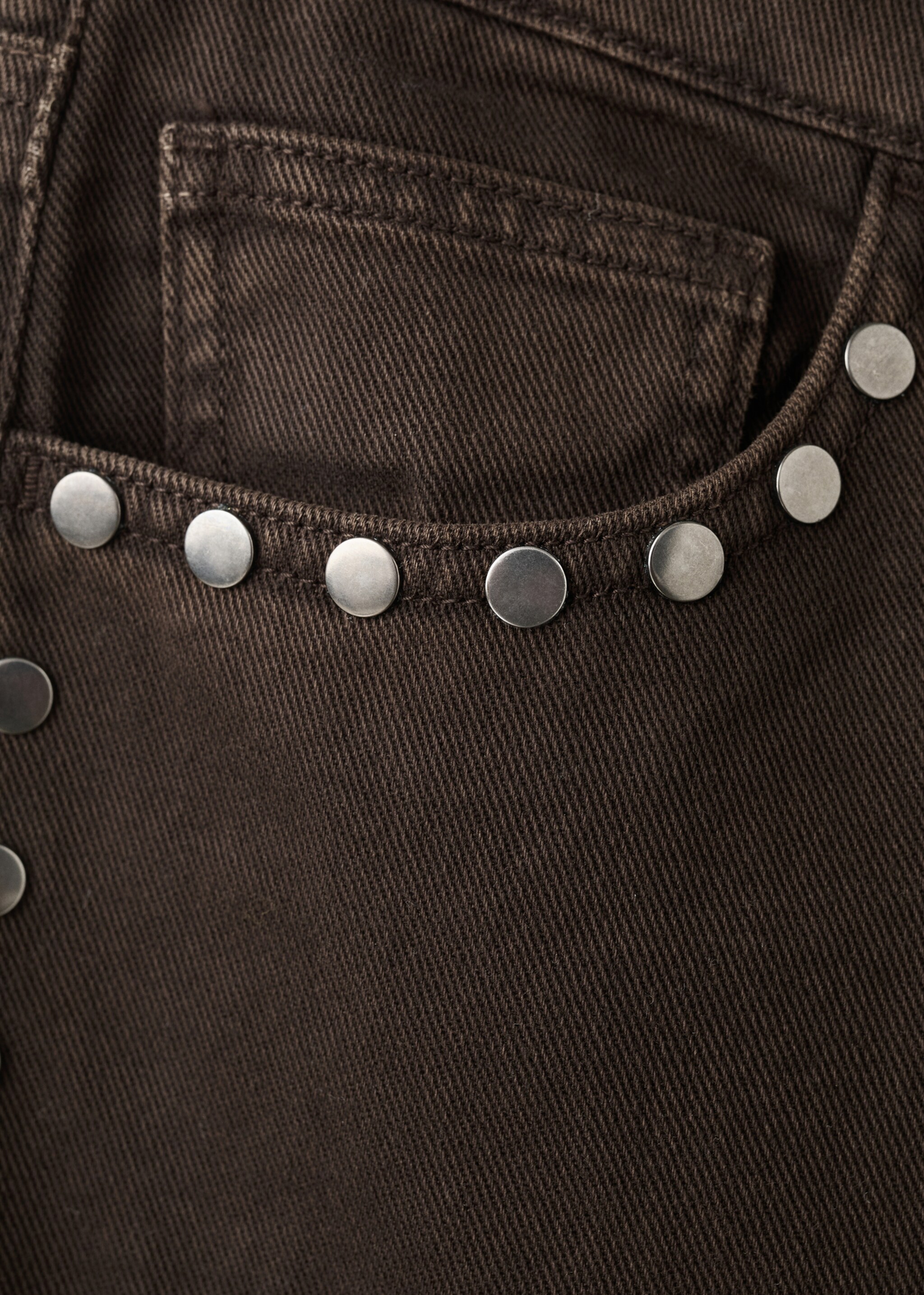 Wideleg jeans met studs - Detail van het artikel 8, Chocoladebruin. Ref: 27014101-00.