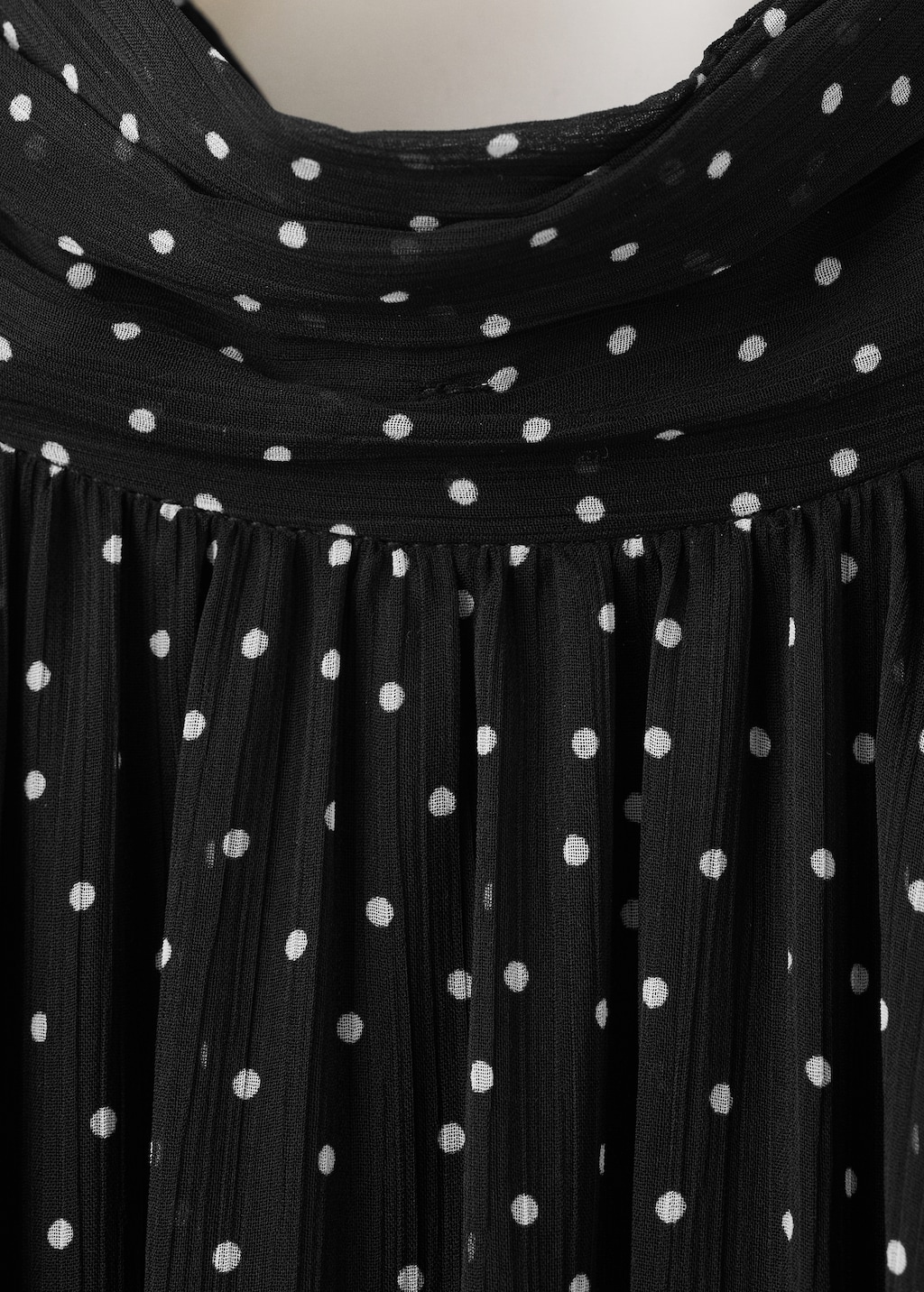 Polka-dot dress with puffed sleeves - image 5