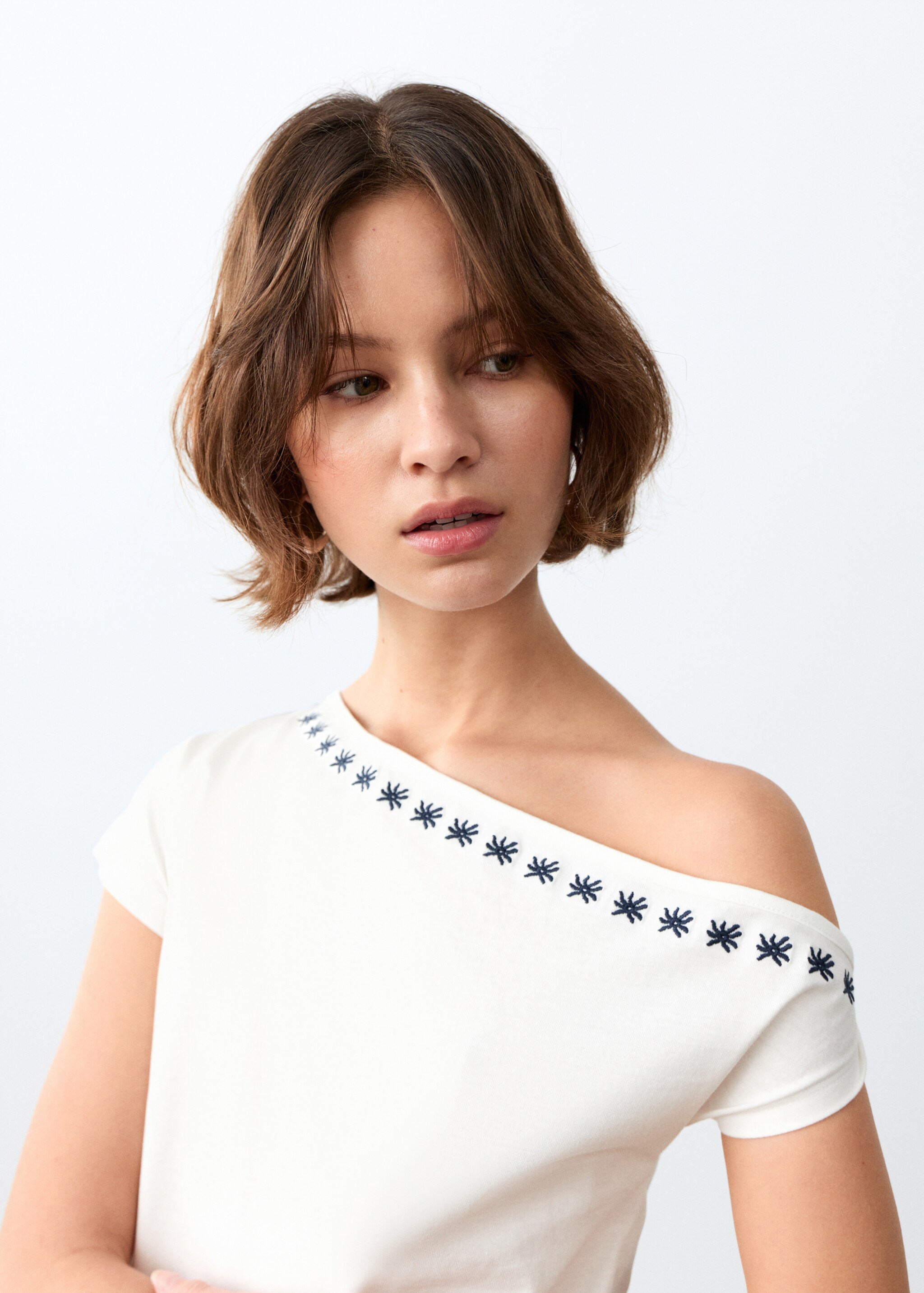 Top crop asimétrico - Detalle del artículo 1, Blanco roto. Ref: 27014419-00.