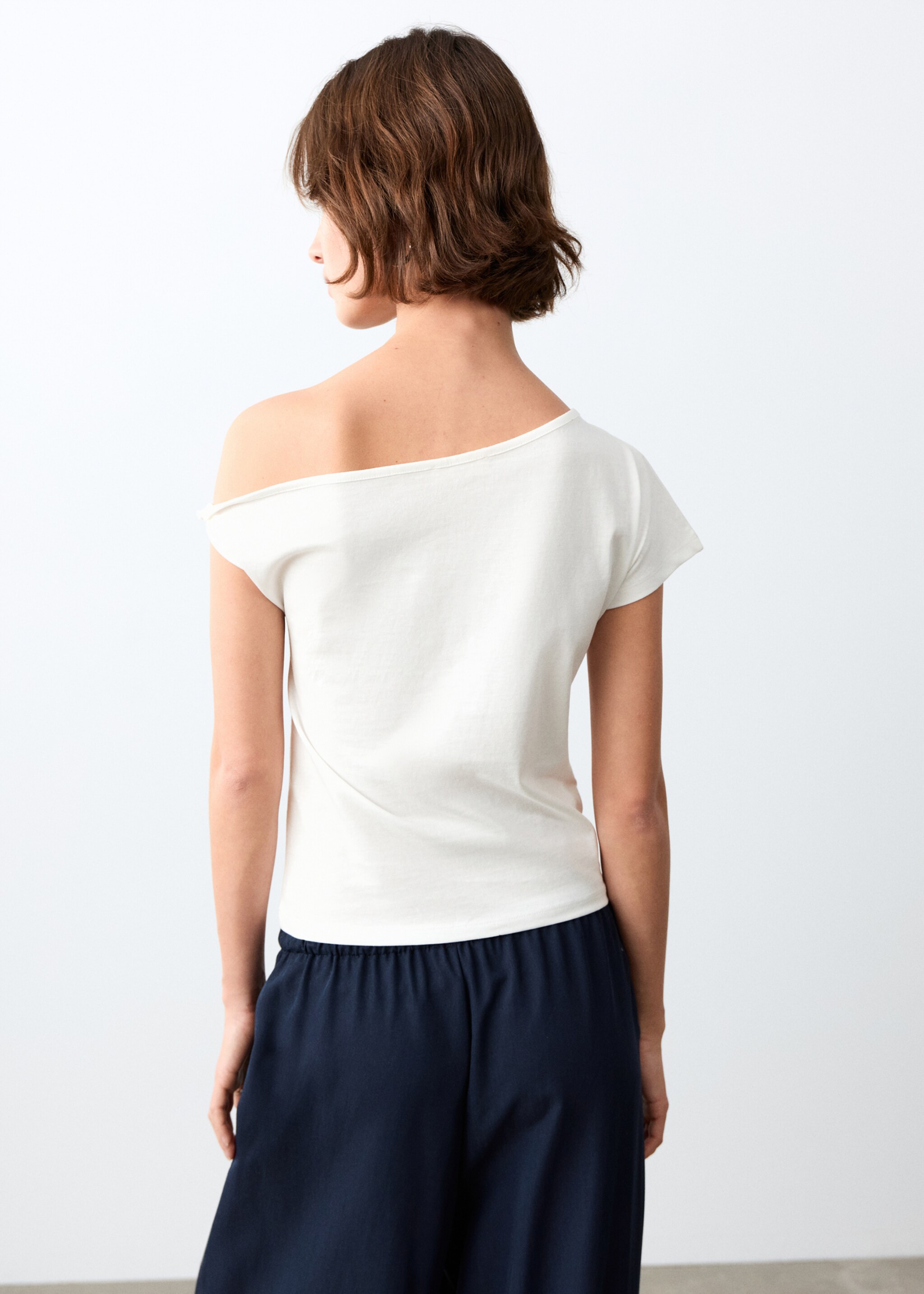 Top crop asimétrico - Reverso del artículo, Blanco roto. Ref: 27014419-00.