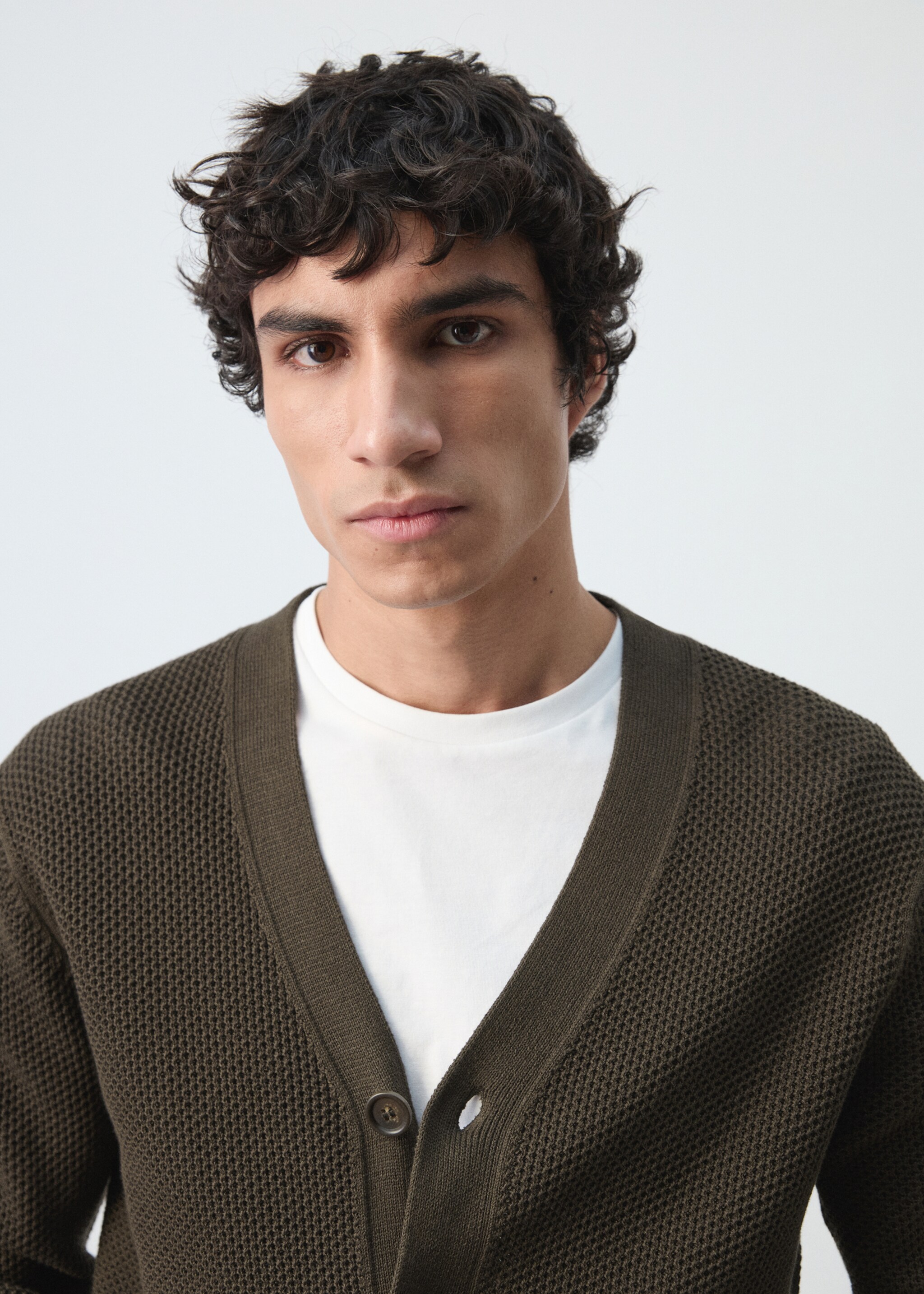 Mid-weight microstructure knit cardigan - Details of the article 1, Chocolate. Ref: 27014430-00.