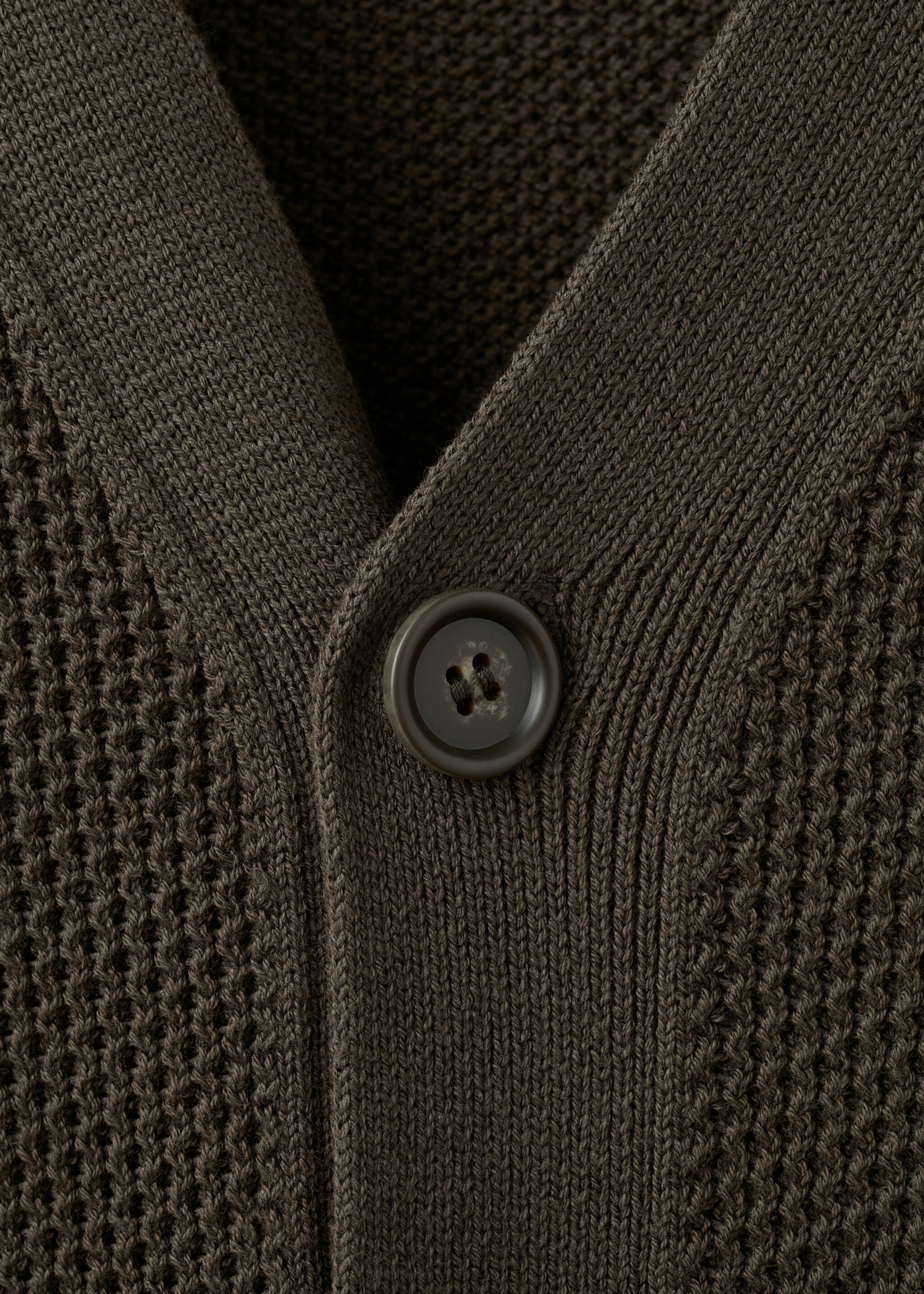 Mid-weight microstructure knit cardigan - Details of the article 8, Chocolate. Ref: 27014430-00.