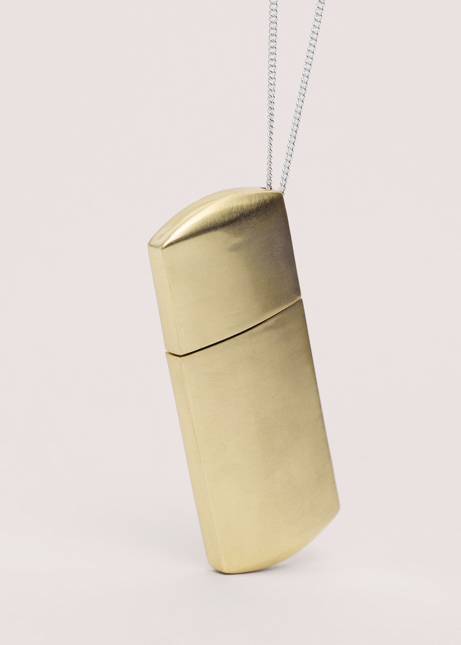 Collier pendentif médaillon métallisé - Plan moyen