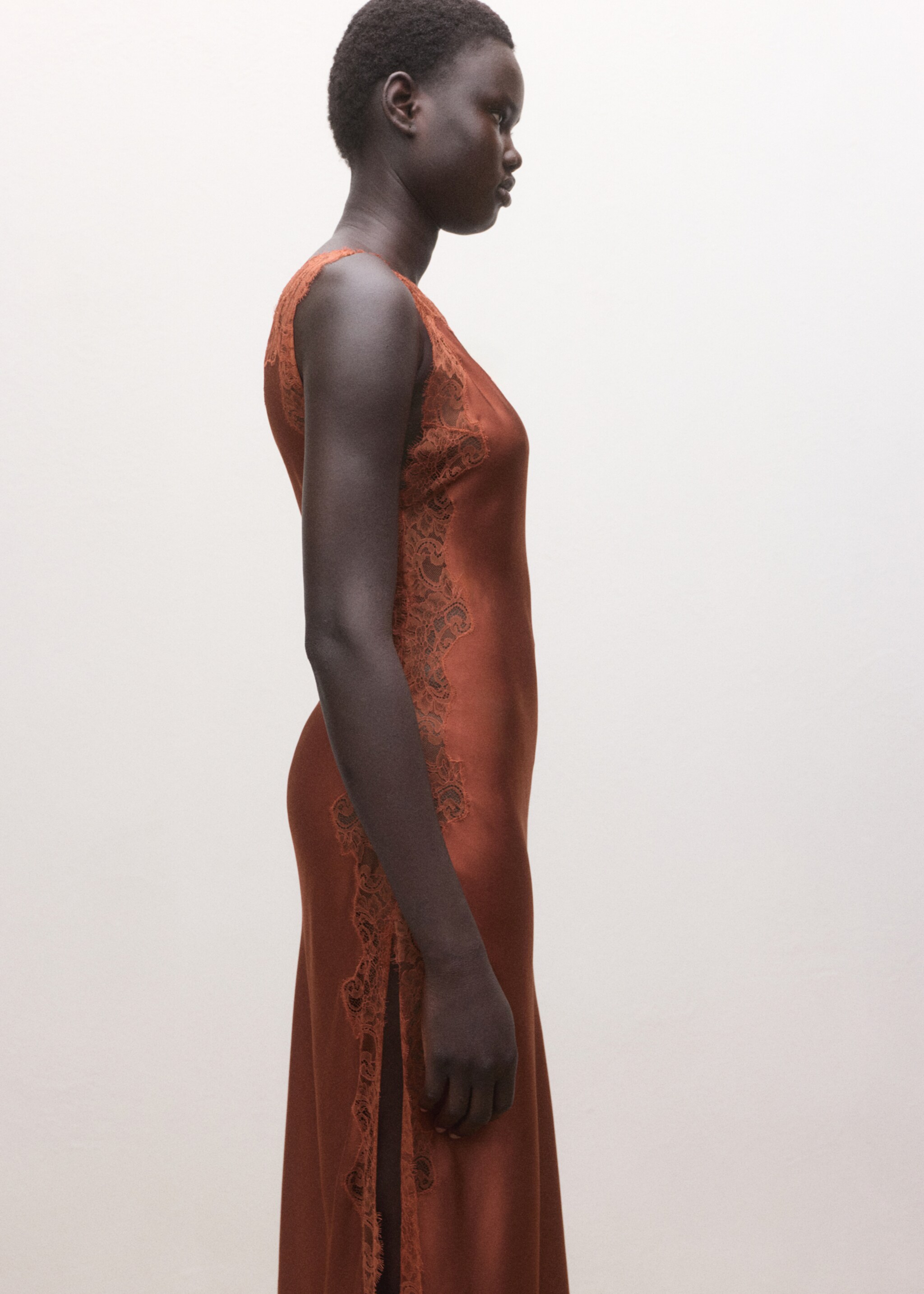 Robe satinée à dentelle asymétrique - Plan moyen, Orange brûlé. Ref: 27014449-00.