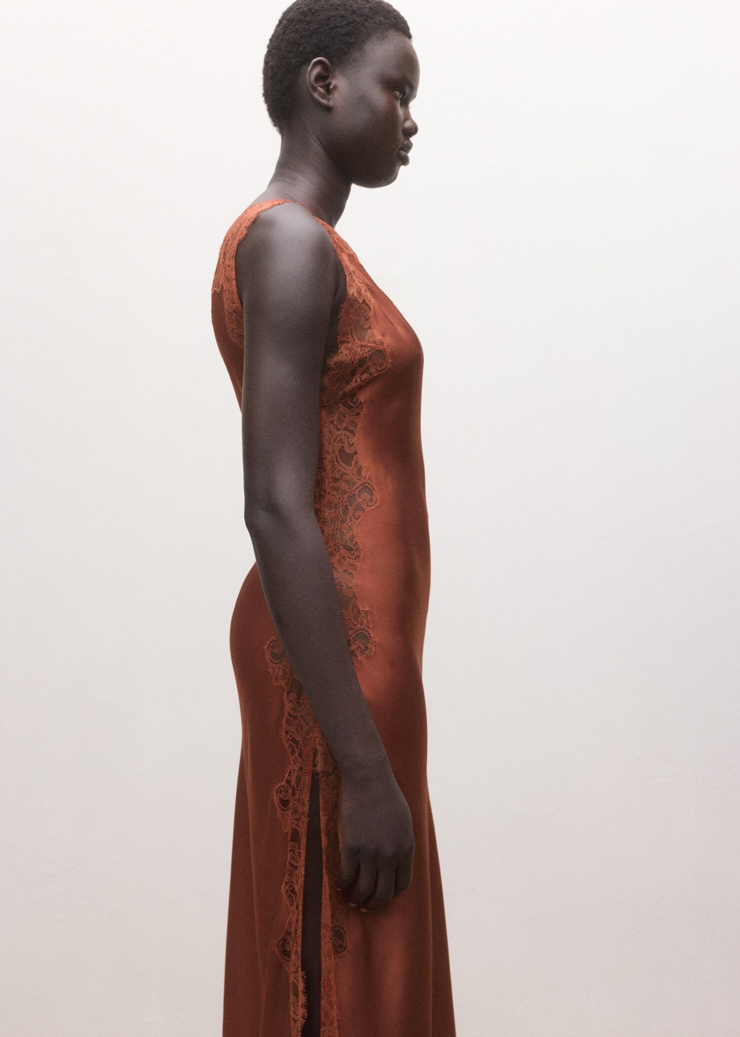 Robe satinée à dentelle asymétrique - Plan moyen