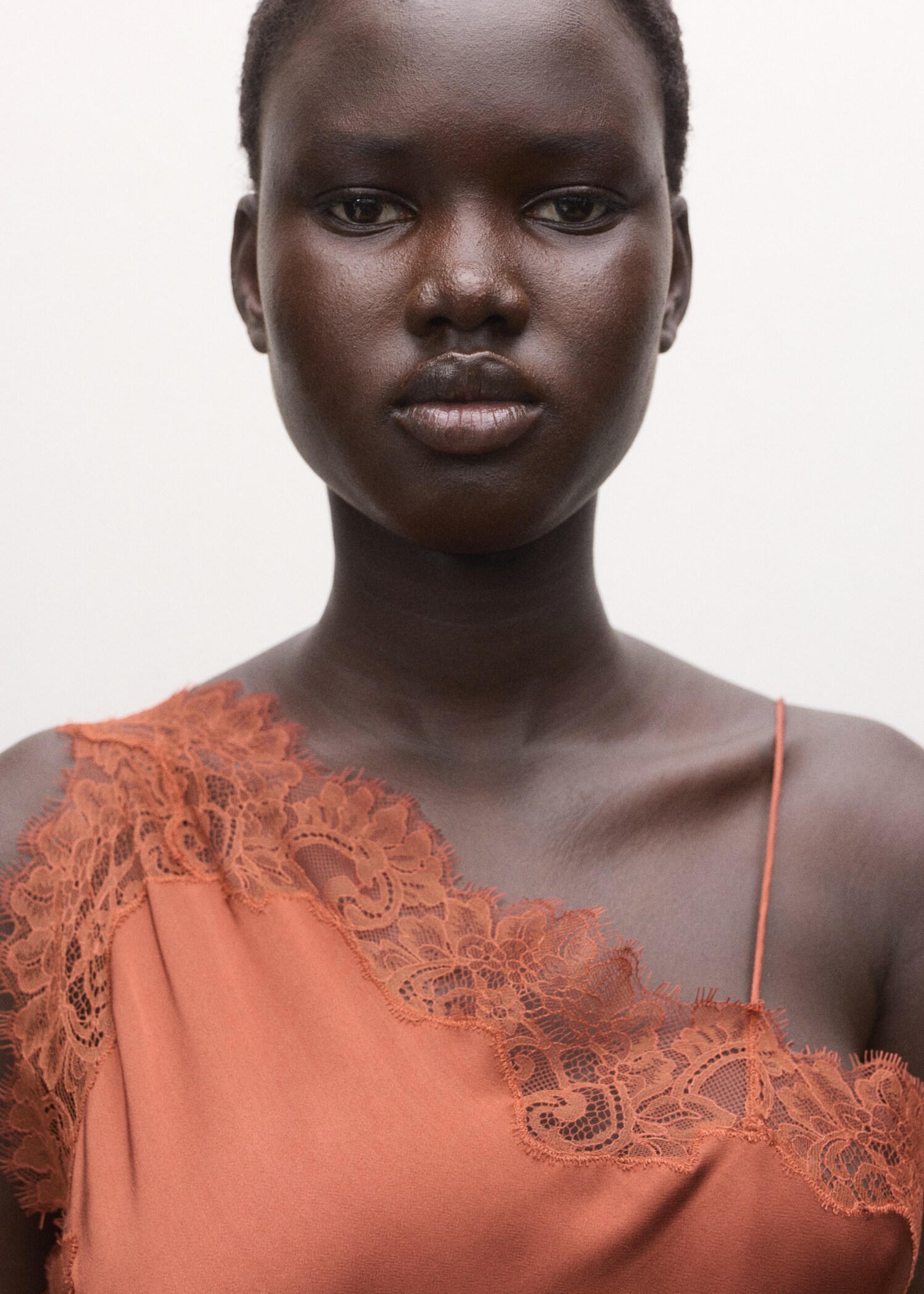 Robe satinée à dentelle asymétrique - Détail de l'article 1