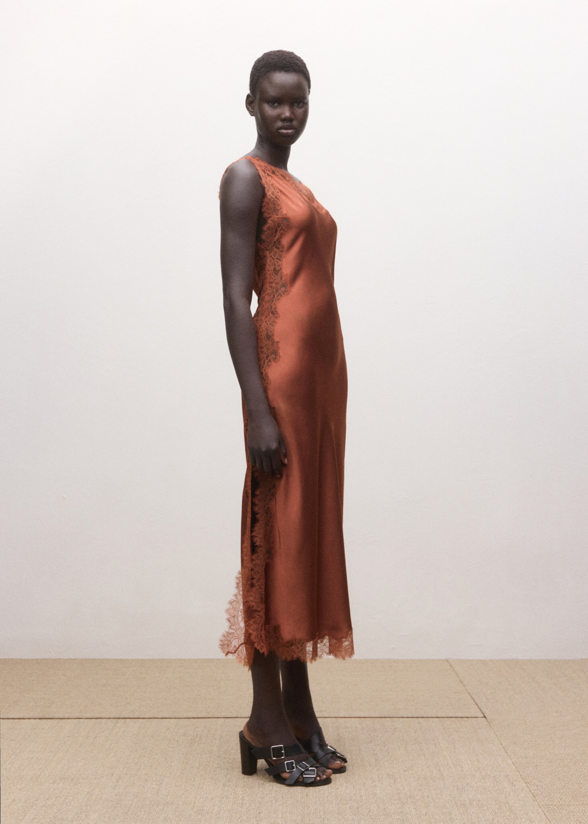 Robe satinée à dentelle asymétrique - Détail de l'article 2, Orange brûlé. Ref: 27014449-00.