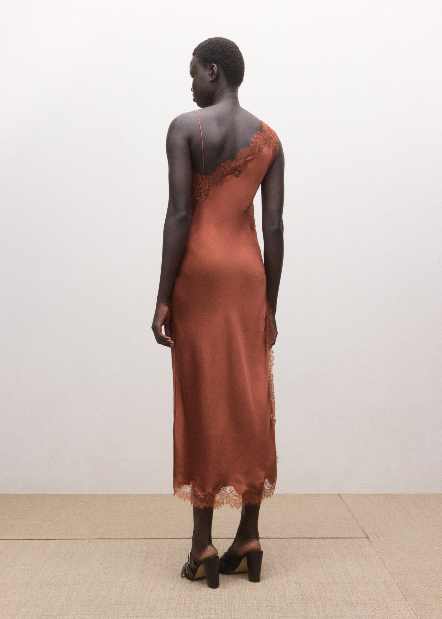 Robe satinée à dentelle asymétrique - Verso de l’article