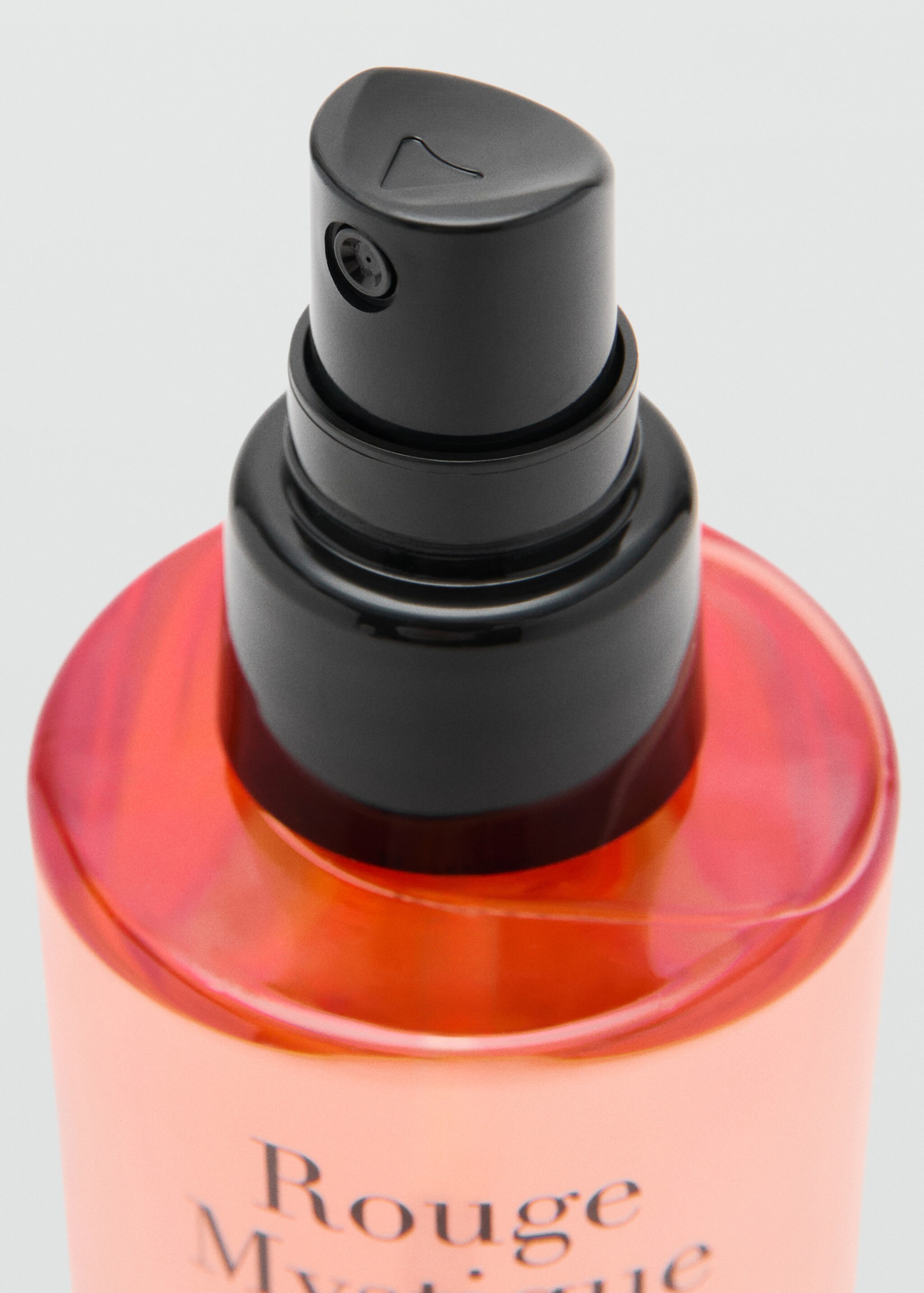 With its geometric pattern, it adds a modern and elegant look to your sofa, bed or chair. Combine the cushion with the blanket from the same collection for harmony - Details of the article 1, Mink Grey. Ref: 27015158-00.