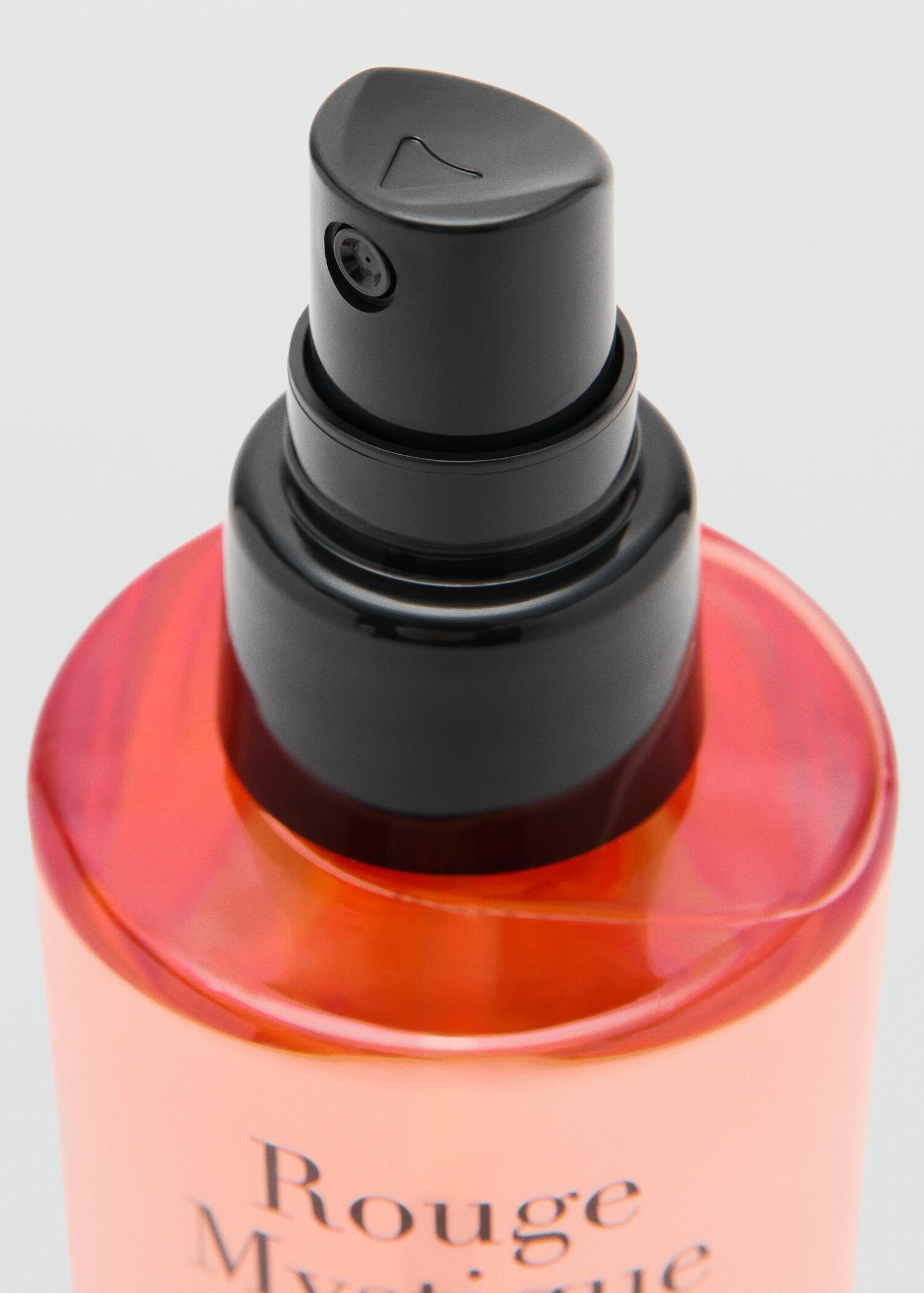 With its geometric pattern, it adds a modern and elegant look to your sofa, bed or chair. Combine the cushion with the blanket from the same collection for harmony - Details of the article 1