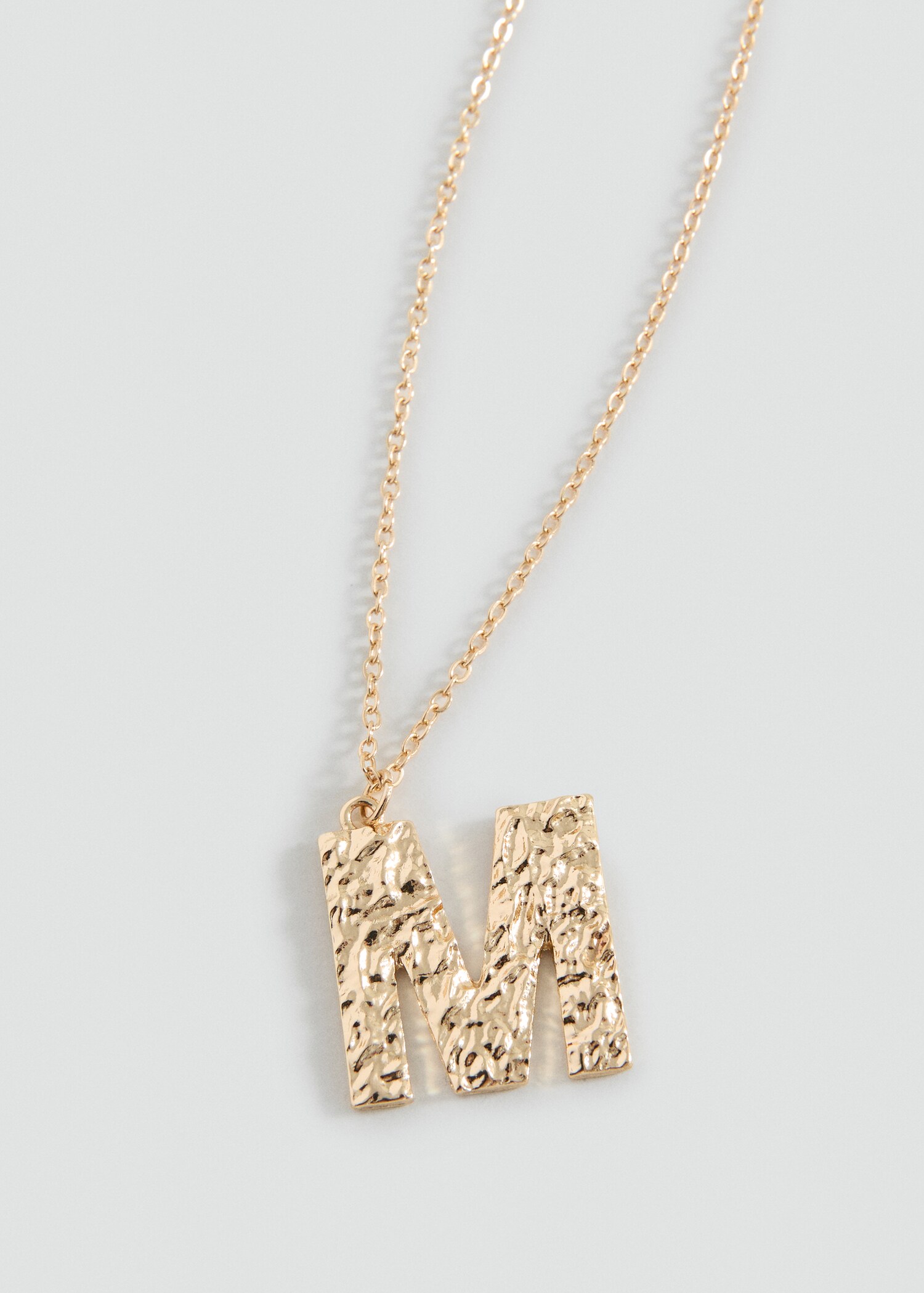 Collier pendentif lettre - Plan moyen
