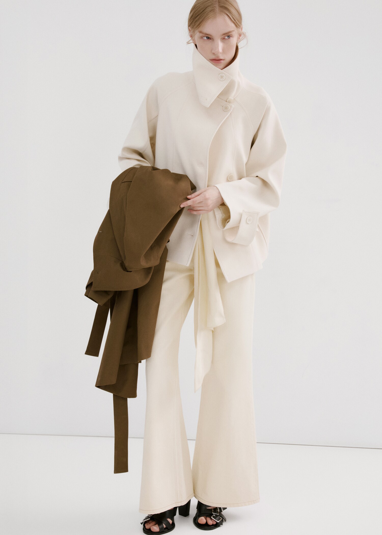 Mid-rise flared jeans - Details of the article 1