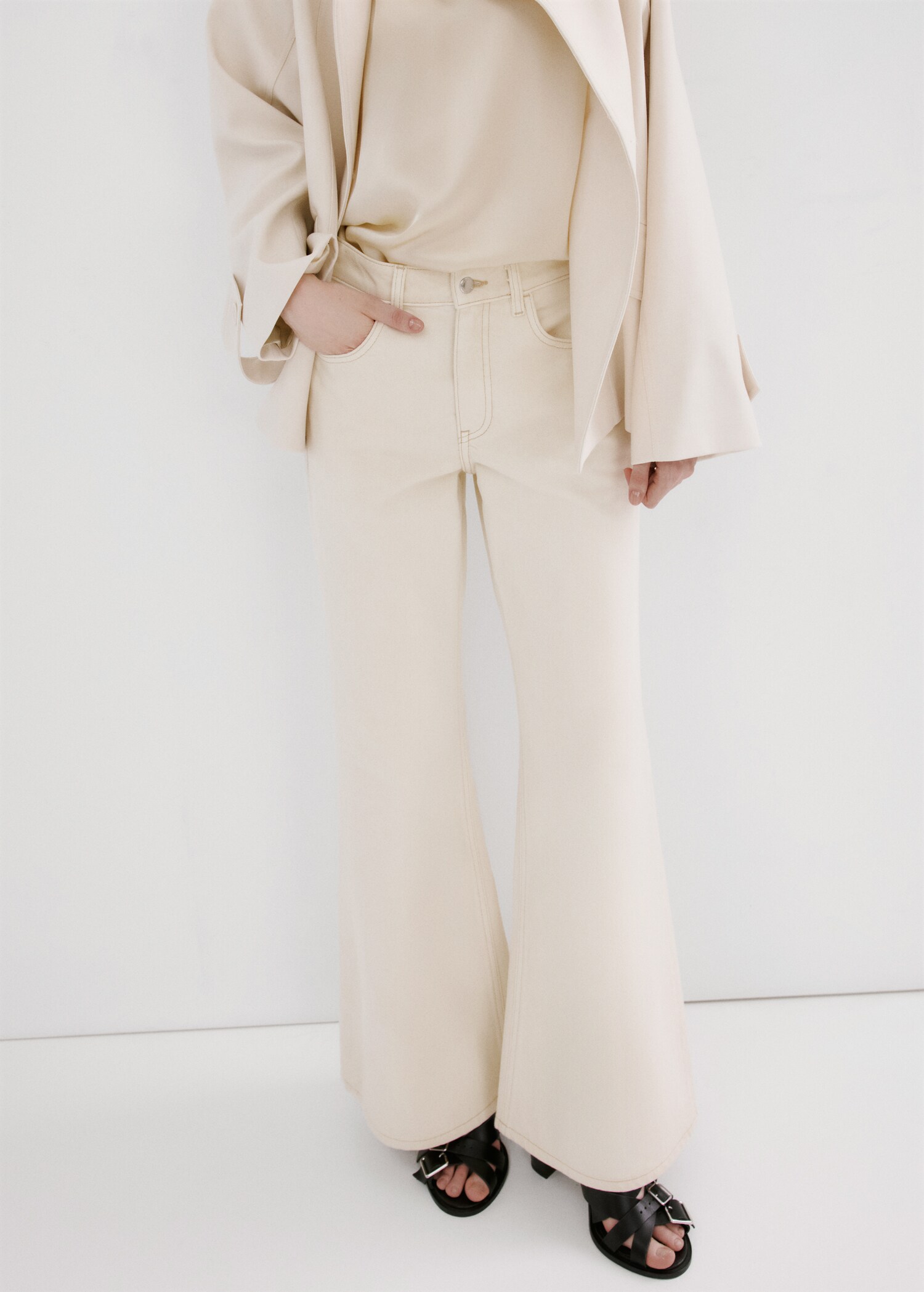 Mid-rise flared jeans - Details of the article 6