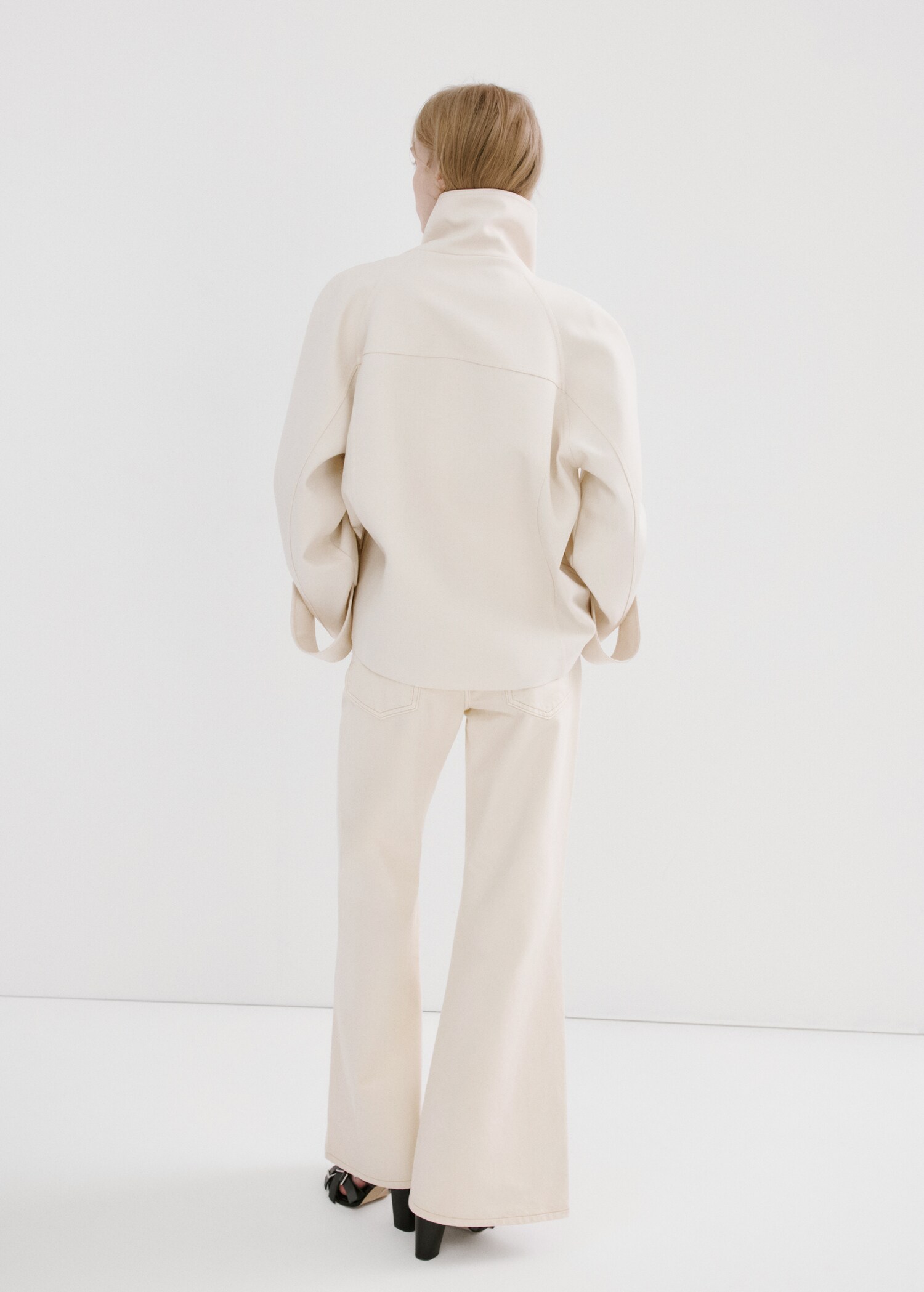 Mid-rise flared jeans - Reverse of the article