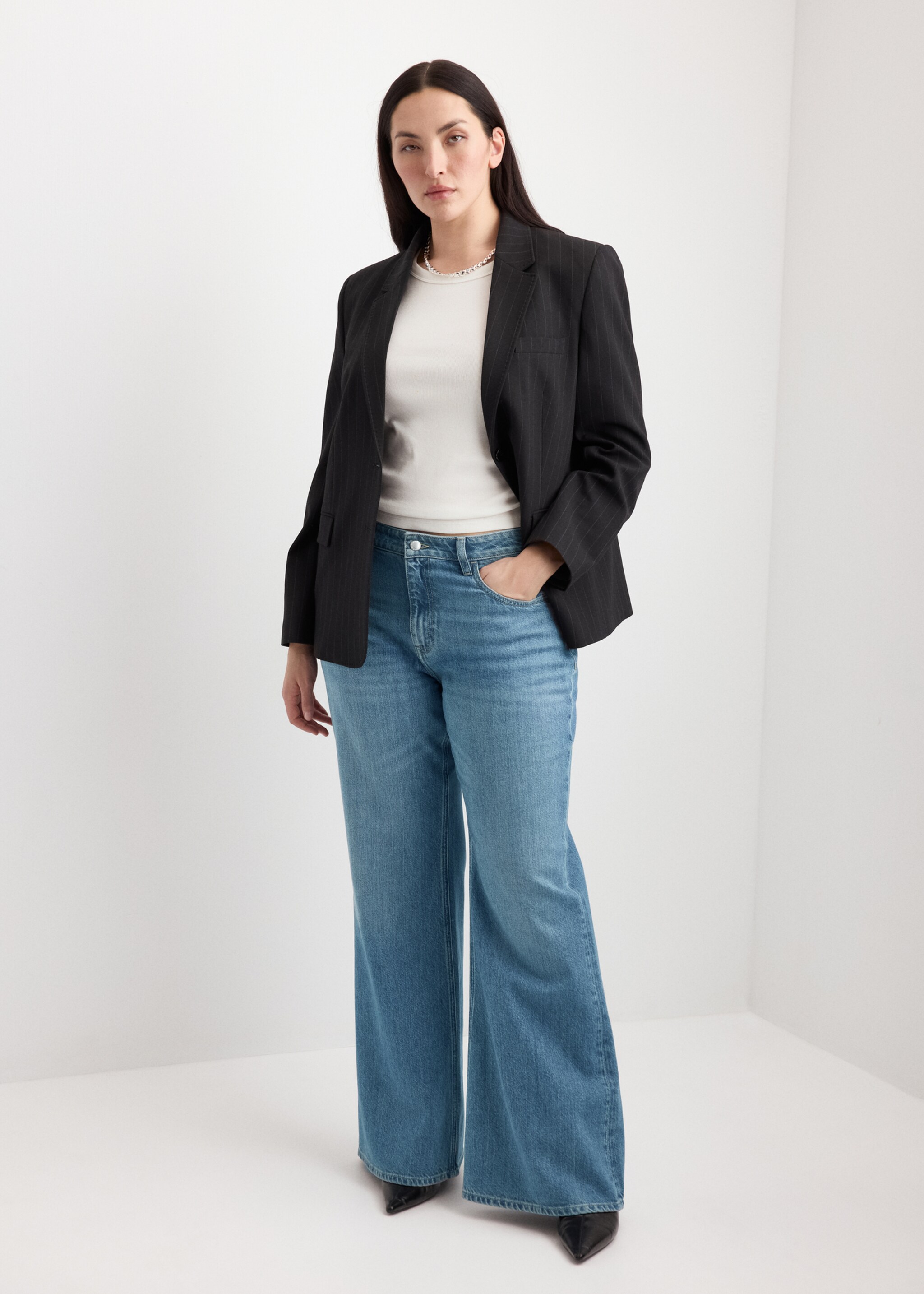 Mid-rise flared jeans - Details of the article 3, Medium Blue. Ref: 27015827-00.