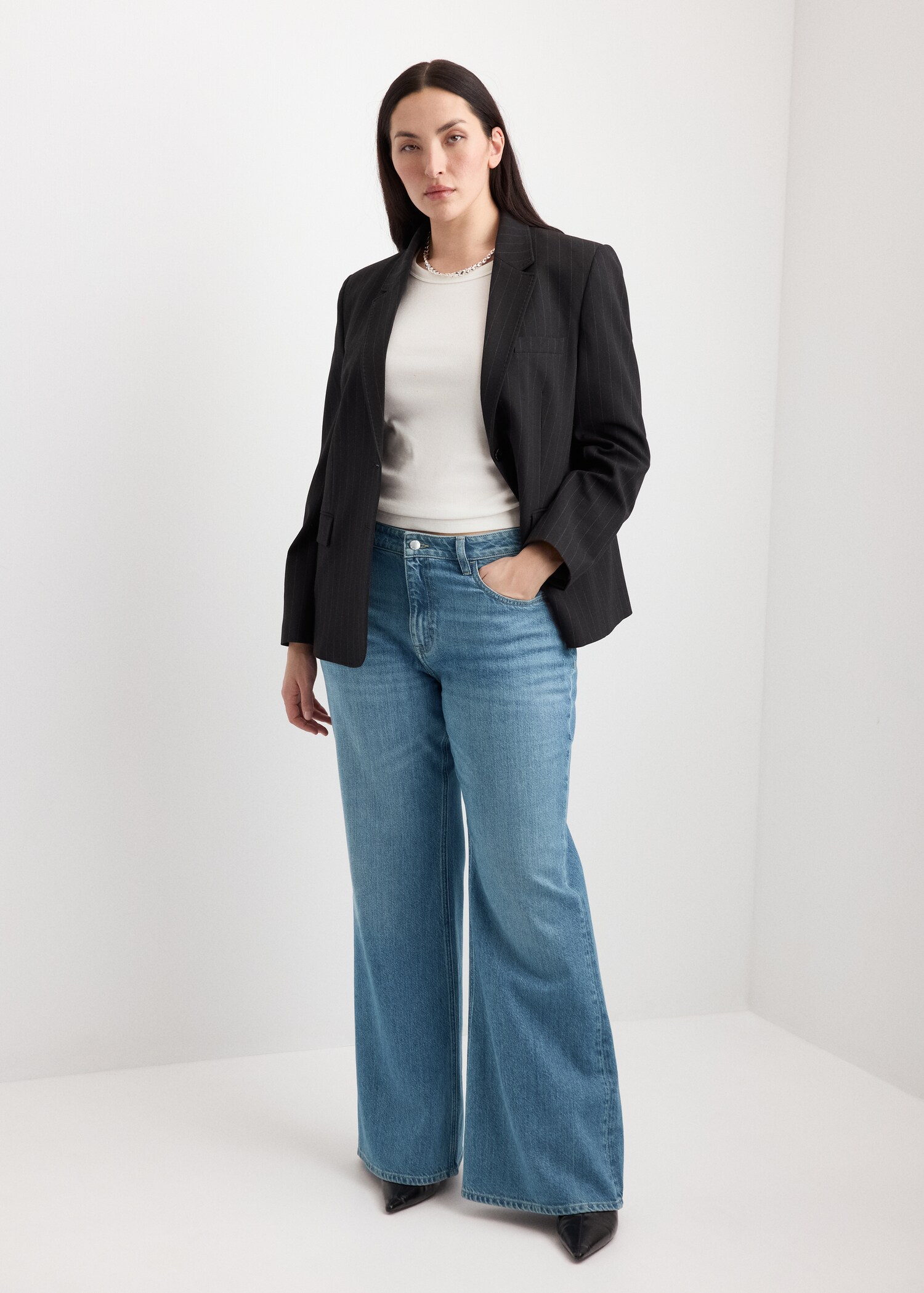 Mid-rise flared jeans - Details of the article 3