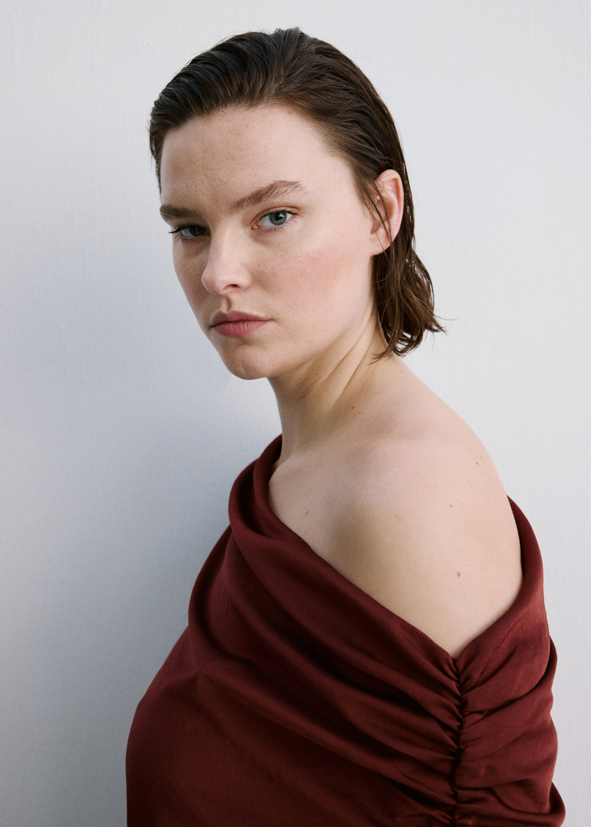 Asymmetrical flared dress - Details of the article 4, Burgundy. Ref: 27015828-00.