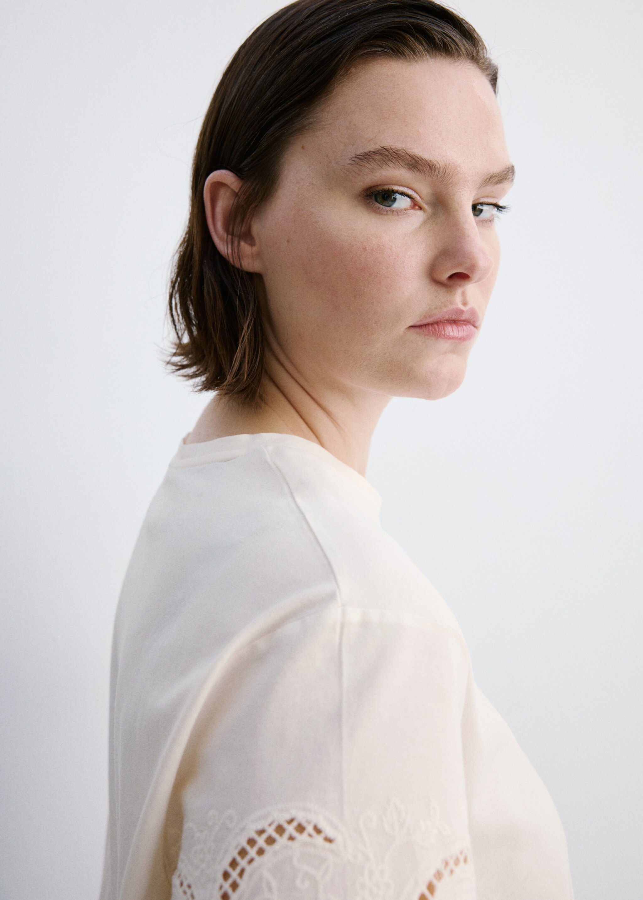 Embroidered cutwork cotton T-shirt - Details of the article 4, Ecru. Ref: 27015833-00.