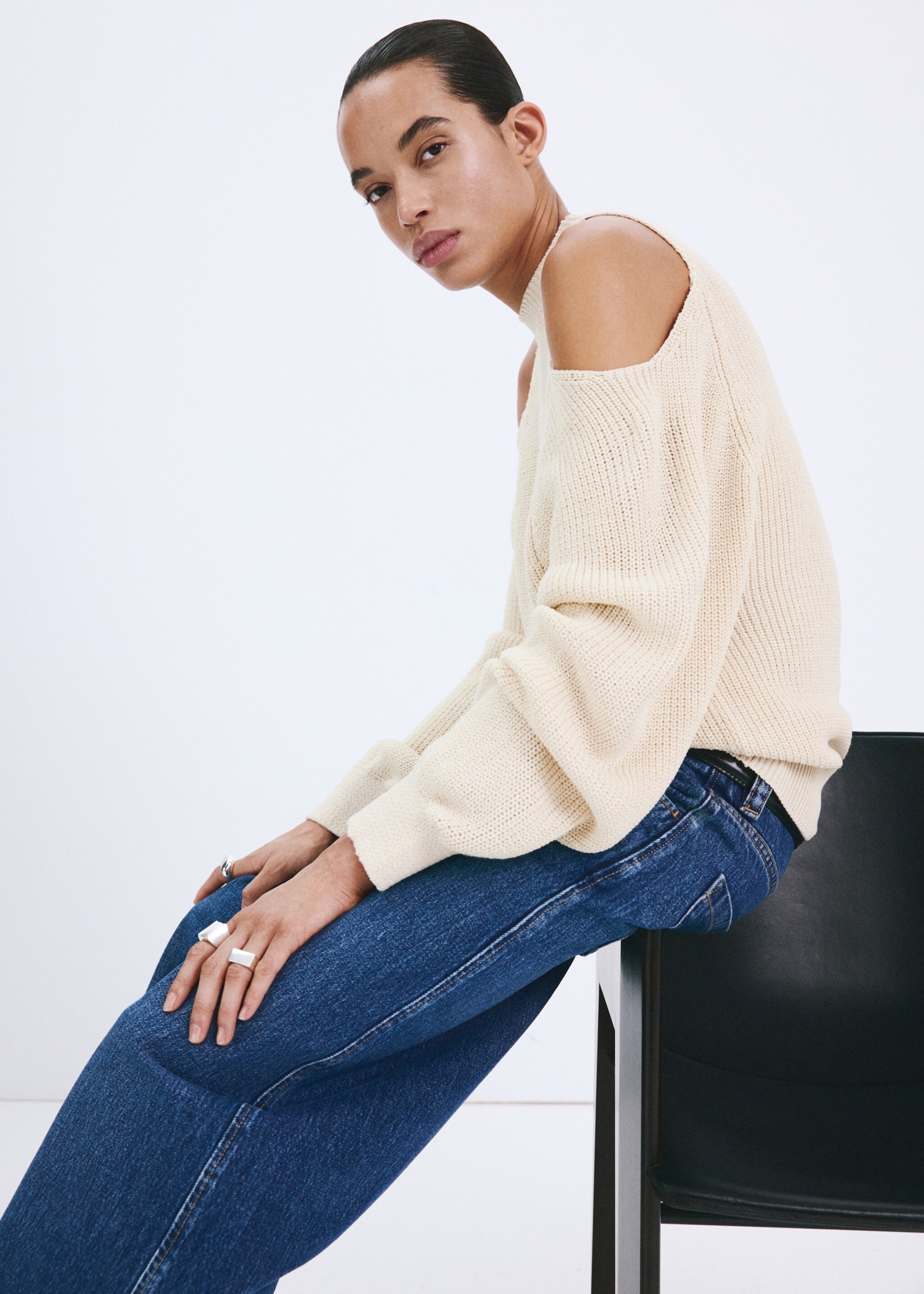 Pull maille épaules dénudées - Plan moyen, Écru. Ref: 27015844-00.