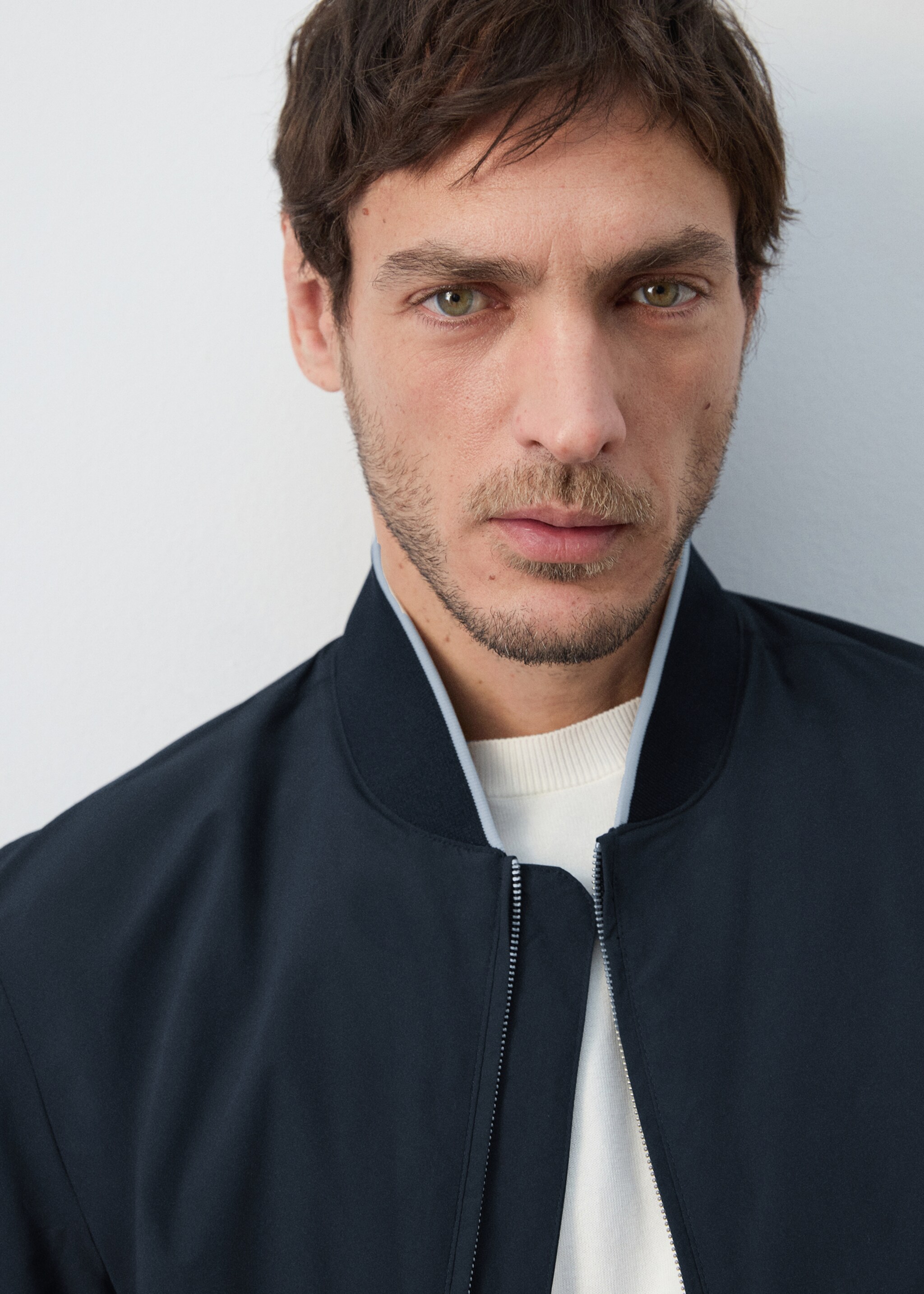 Lightweight water-repellent bomber jacket - Details of the article 1, Navy. Ref: 27015935-00.