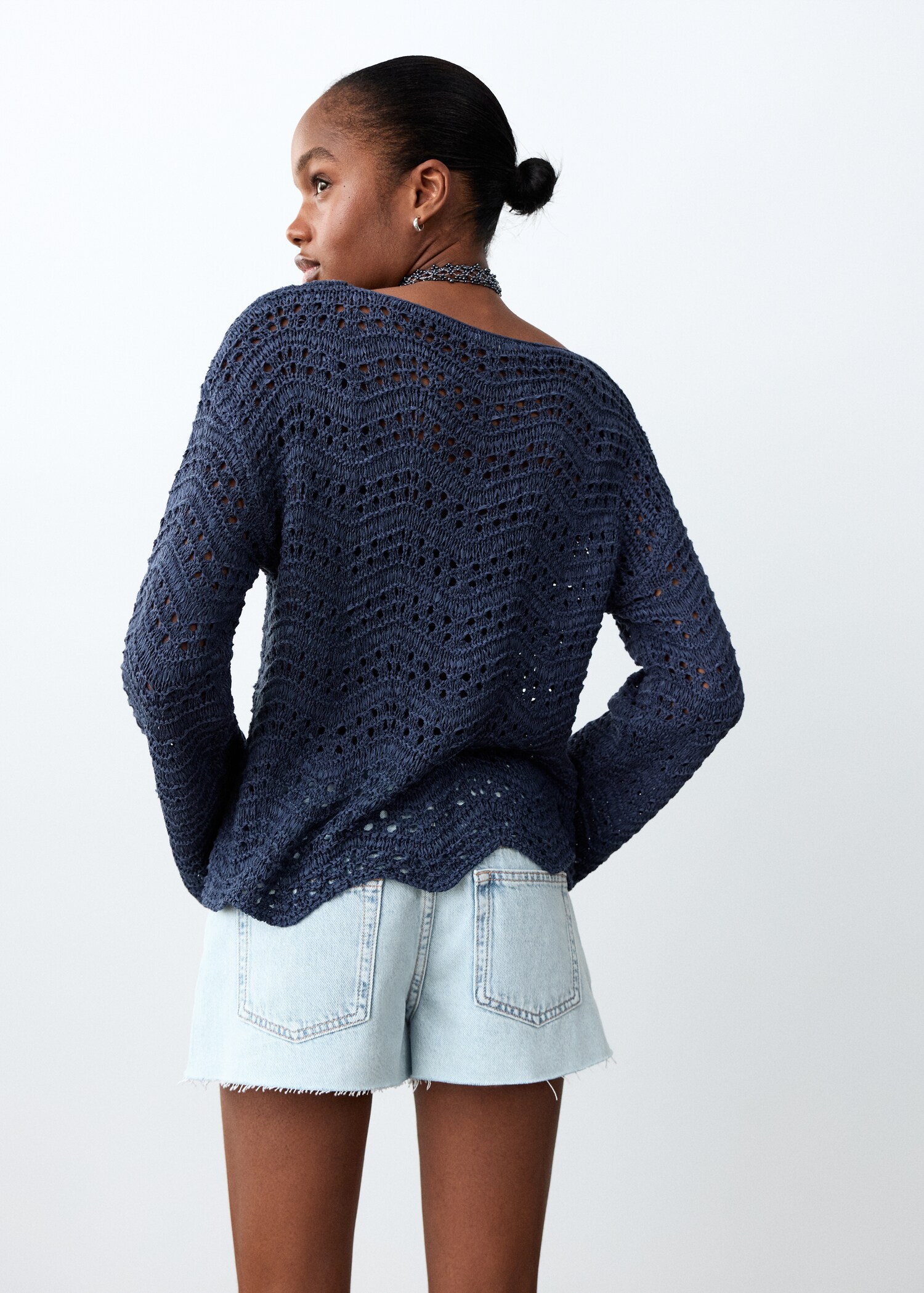 Denim shorts with frayed hem - Reverse of the article