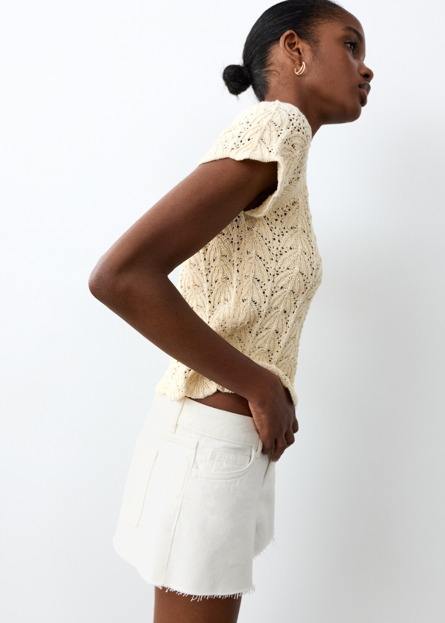 Denim shorts with frayed hem - Details of the article 2