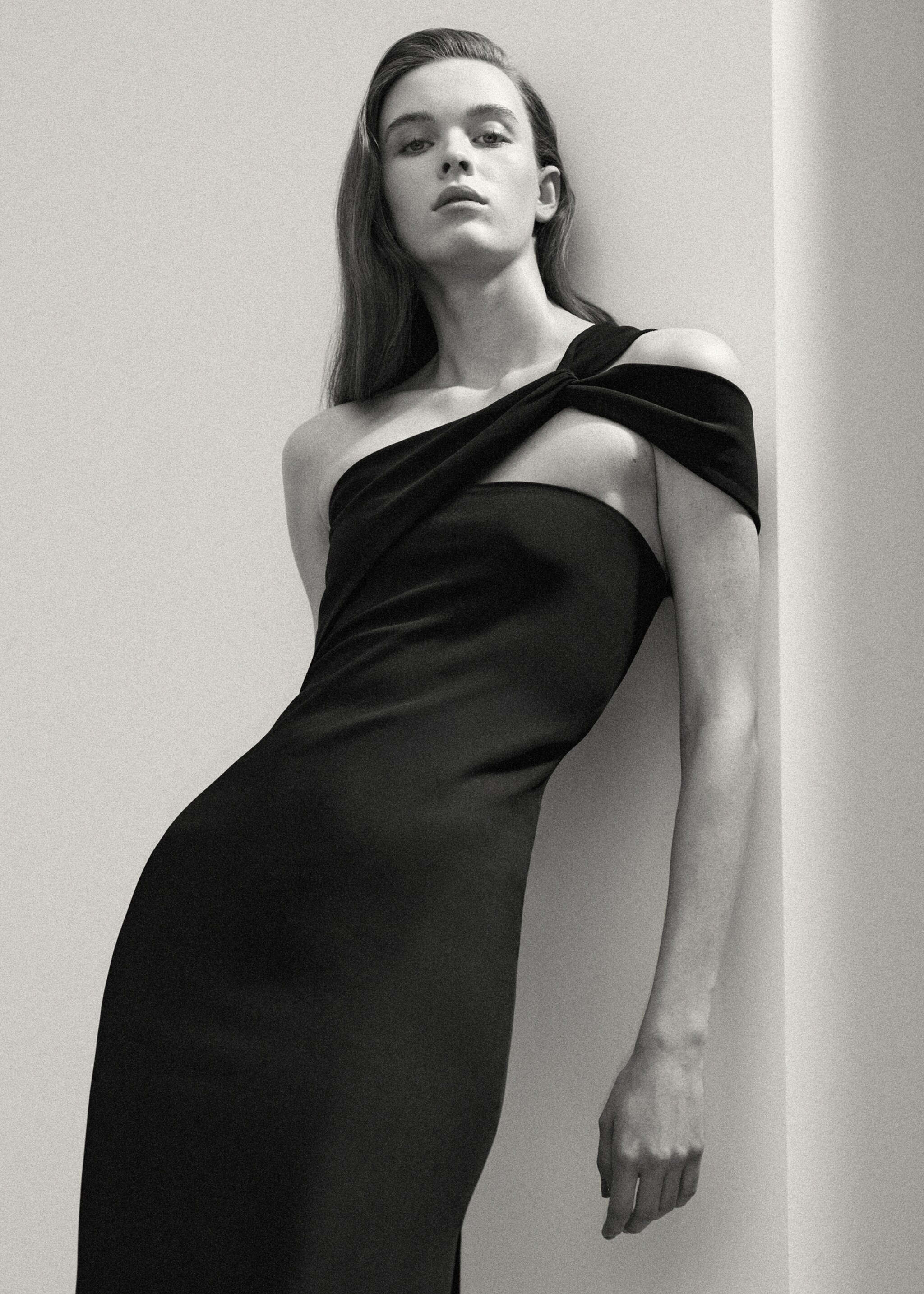 Long dress with an asymmetric neckline - Medium plane, Black. Ref: 27016003-00.