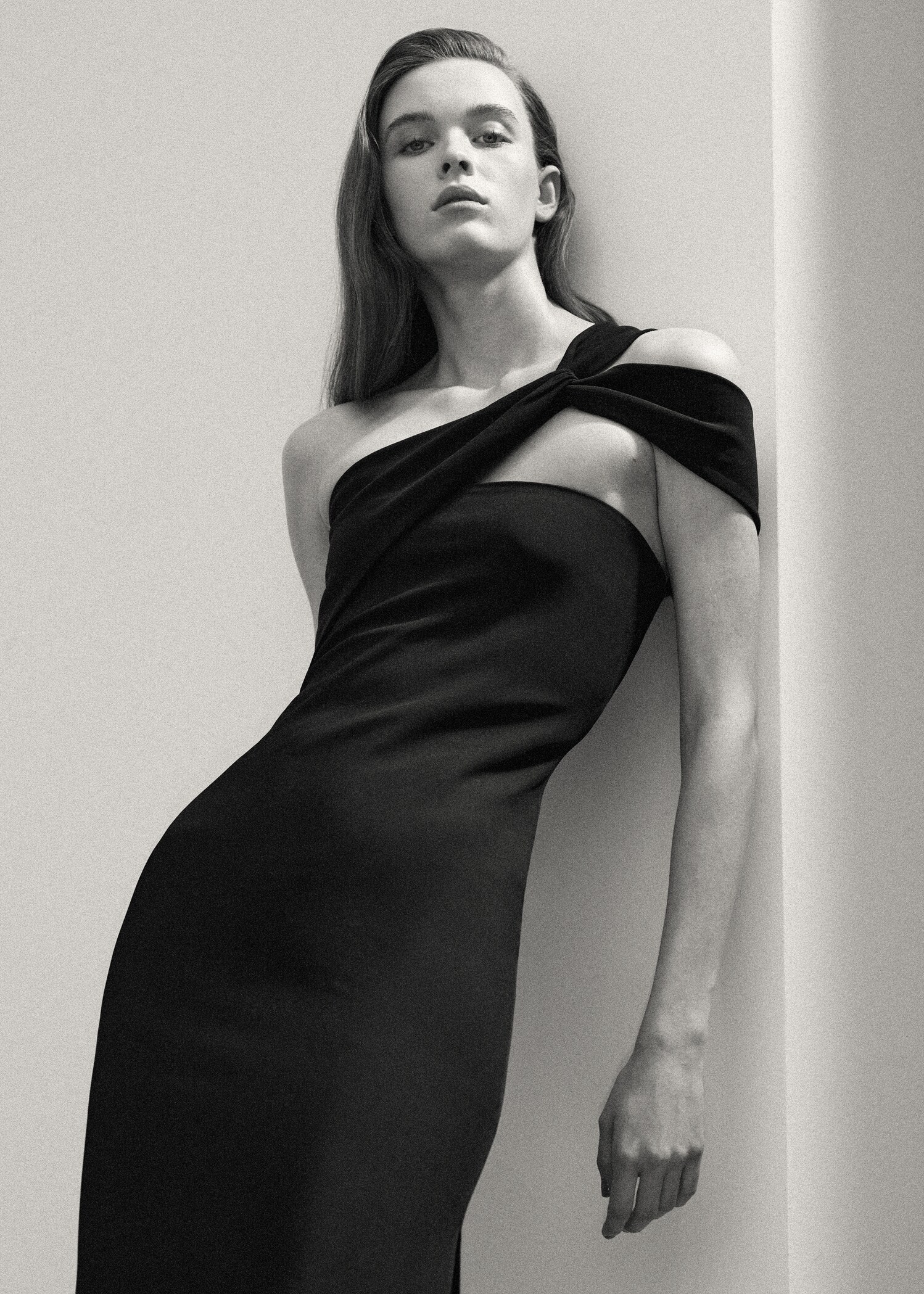 Long dress with an asymmetric neckline - Medium plane