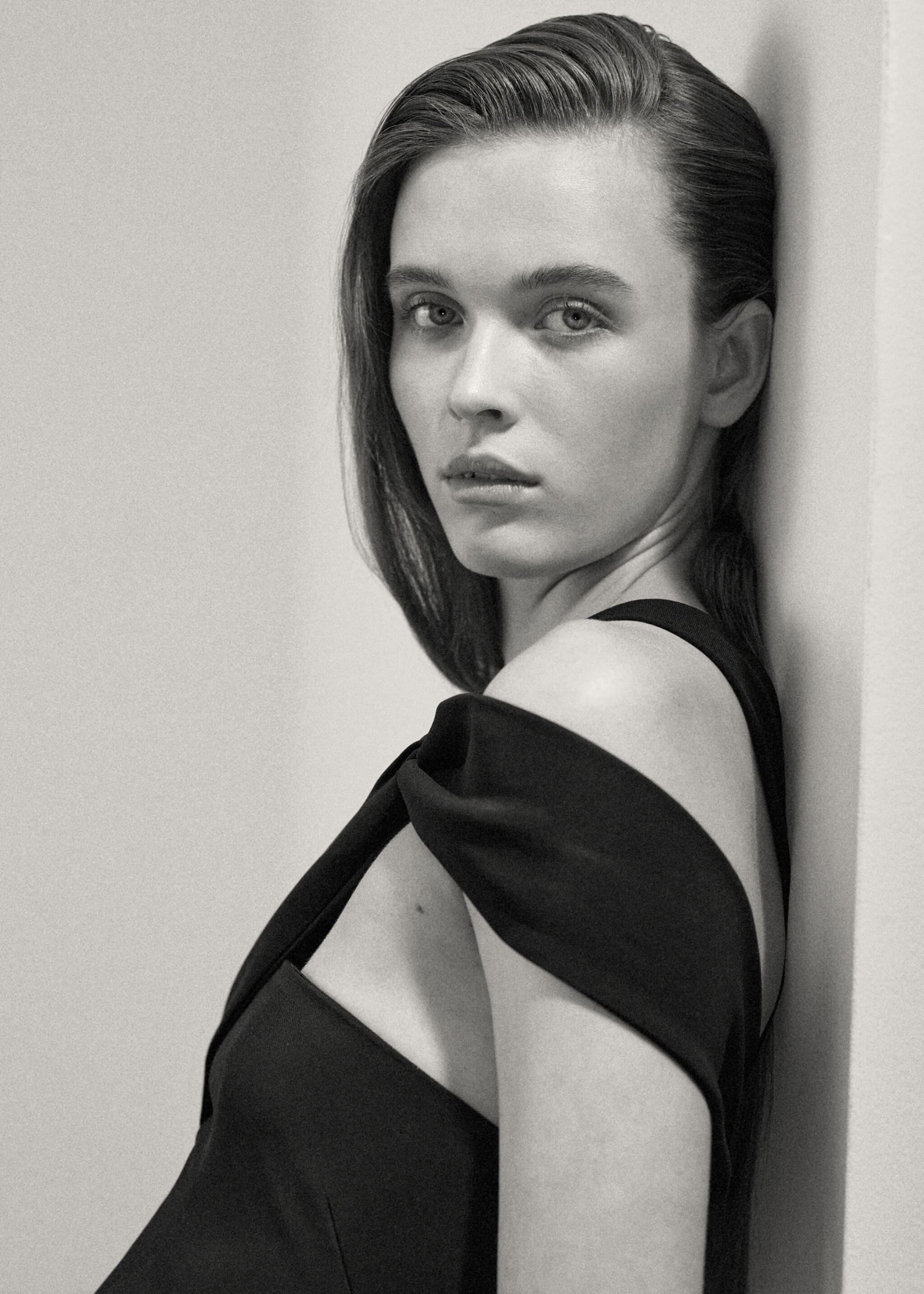 Long dress with an asymmetric neckline - Details of the article 1, Black. Ref: 27016003-00.