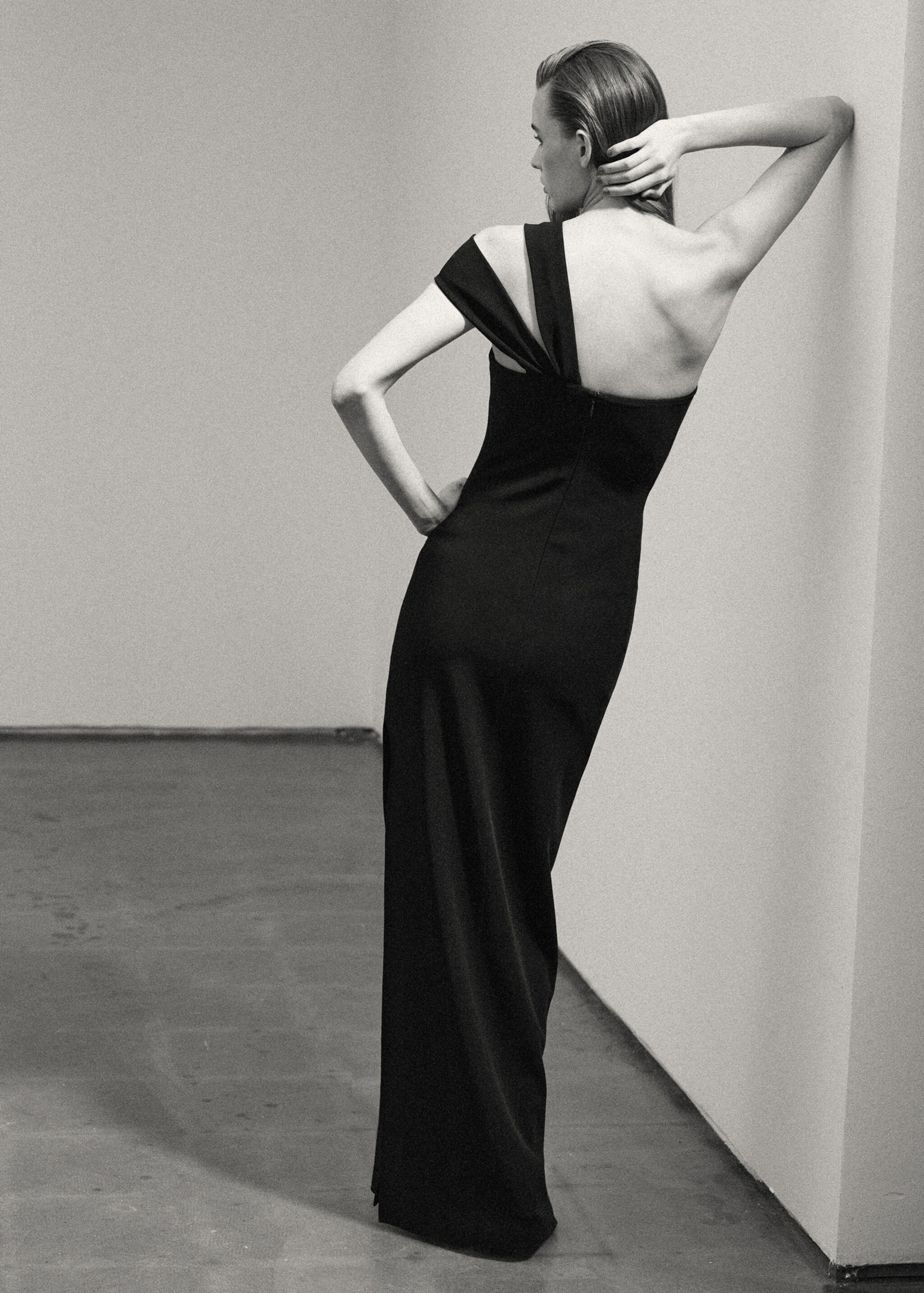 Long dress with an asymmetric neckline - Reverse of the article, Black. Ref: 27016003-00.