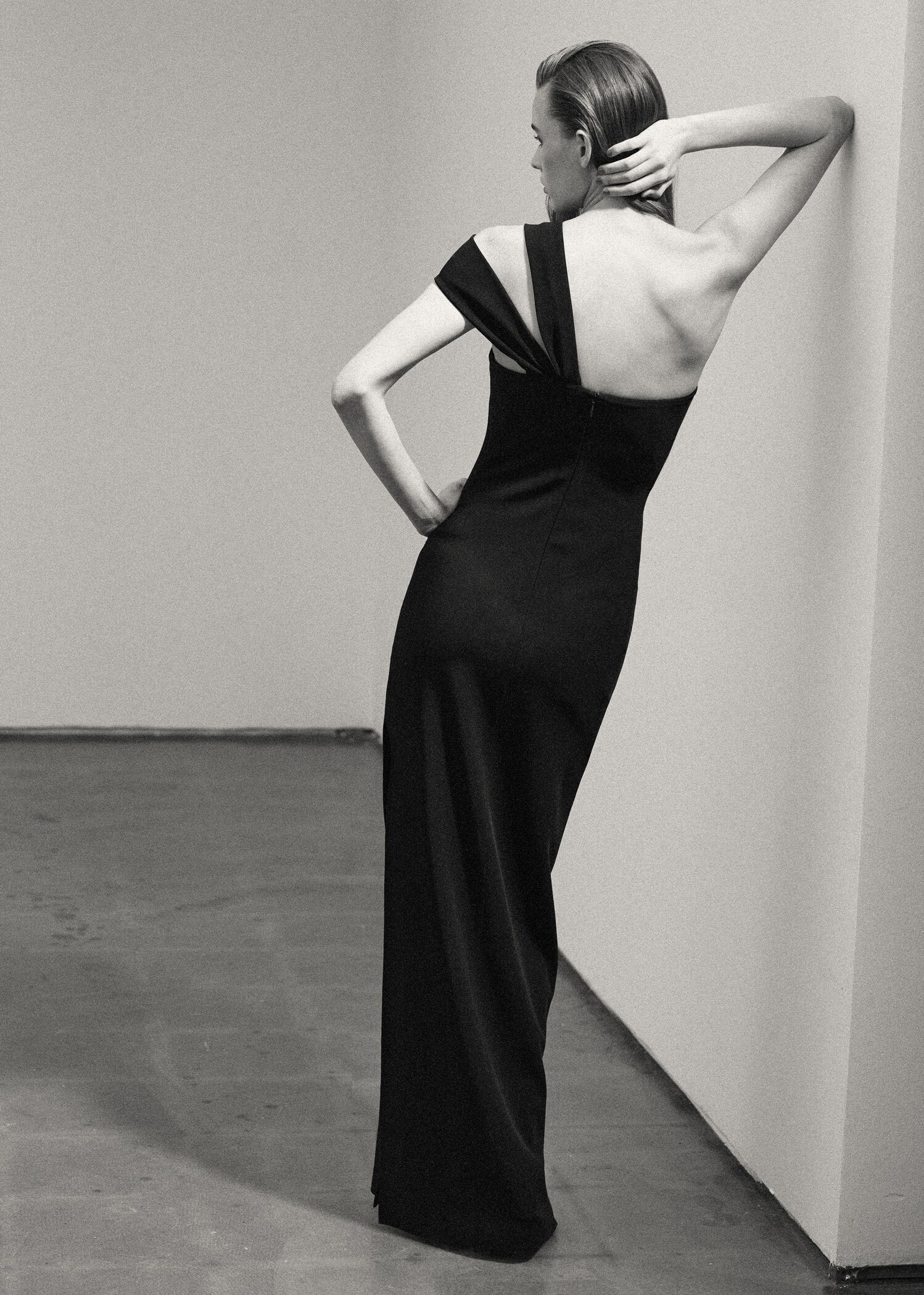 Long dress with an asymmetric neckline - Reverse of the article