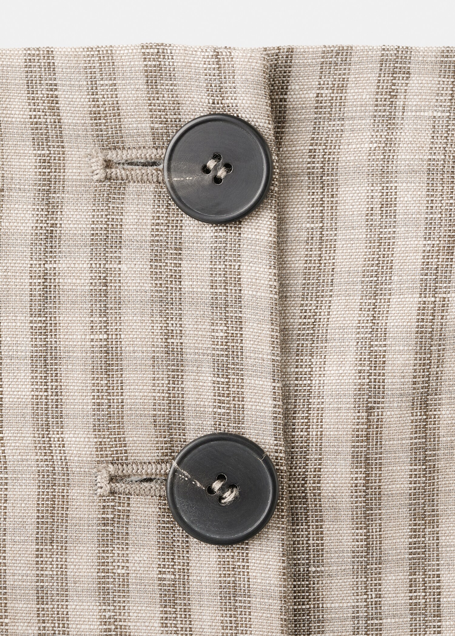 Bandeau top with buttons - Details of the article 8