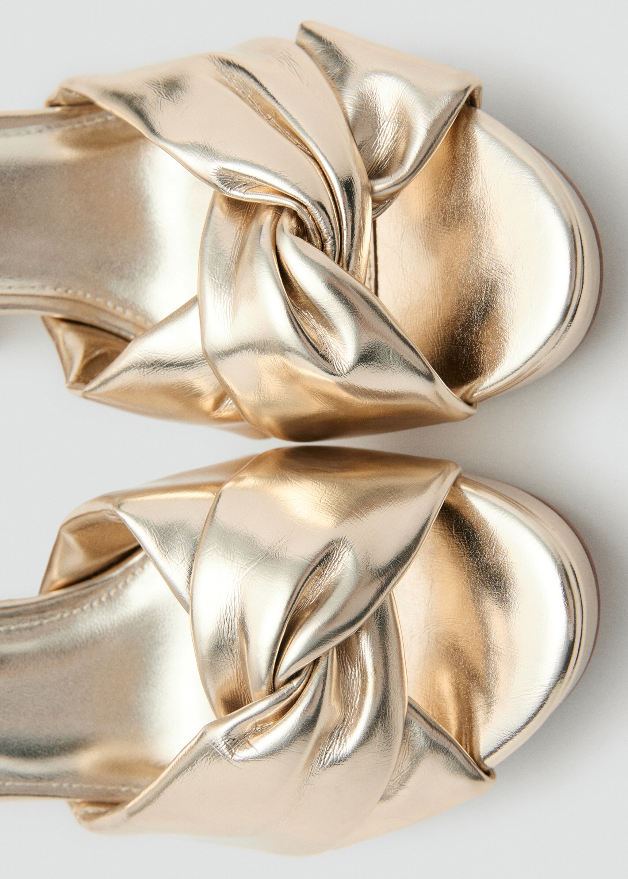 Sandalia metalizada nudo - Detalle del artículo 1, Oro. Ref: 27016716-00.