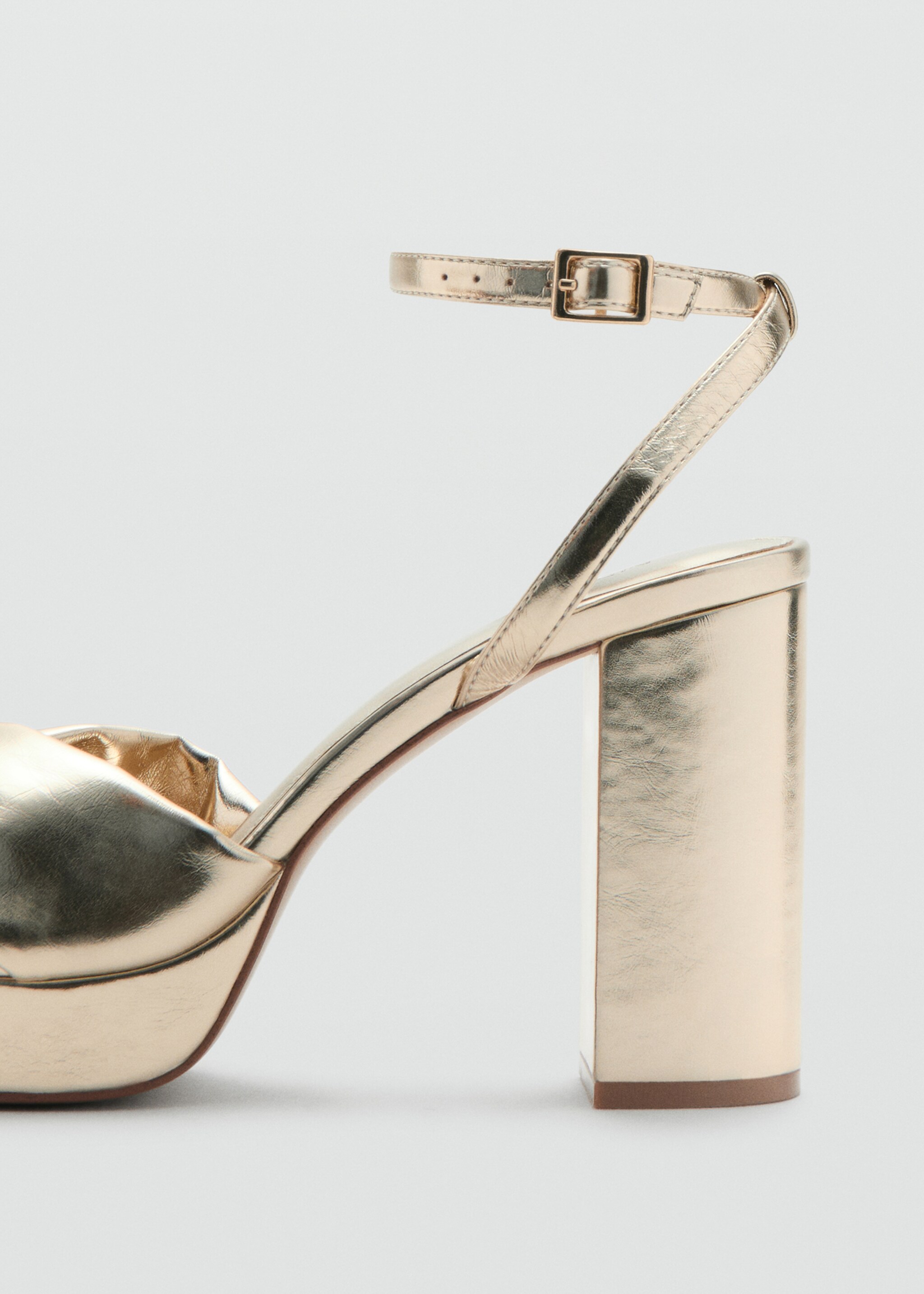 Sandalia metalizada nudo - Detalle del artículo 2, Oro. Ref: 27016716-00.
