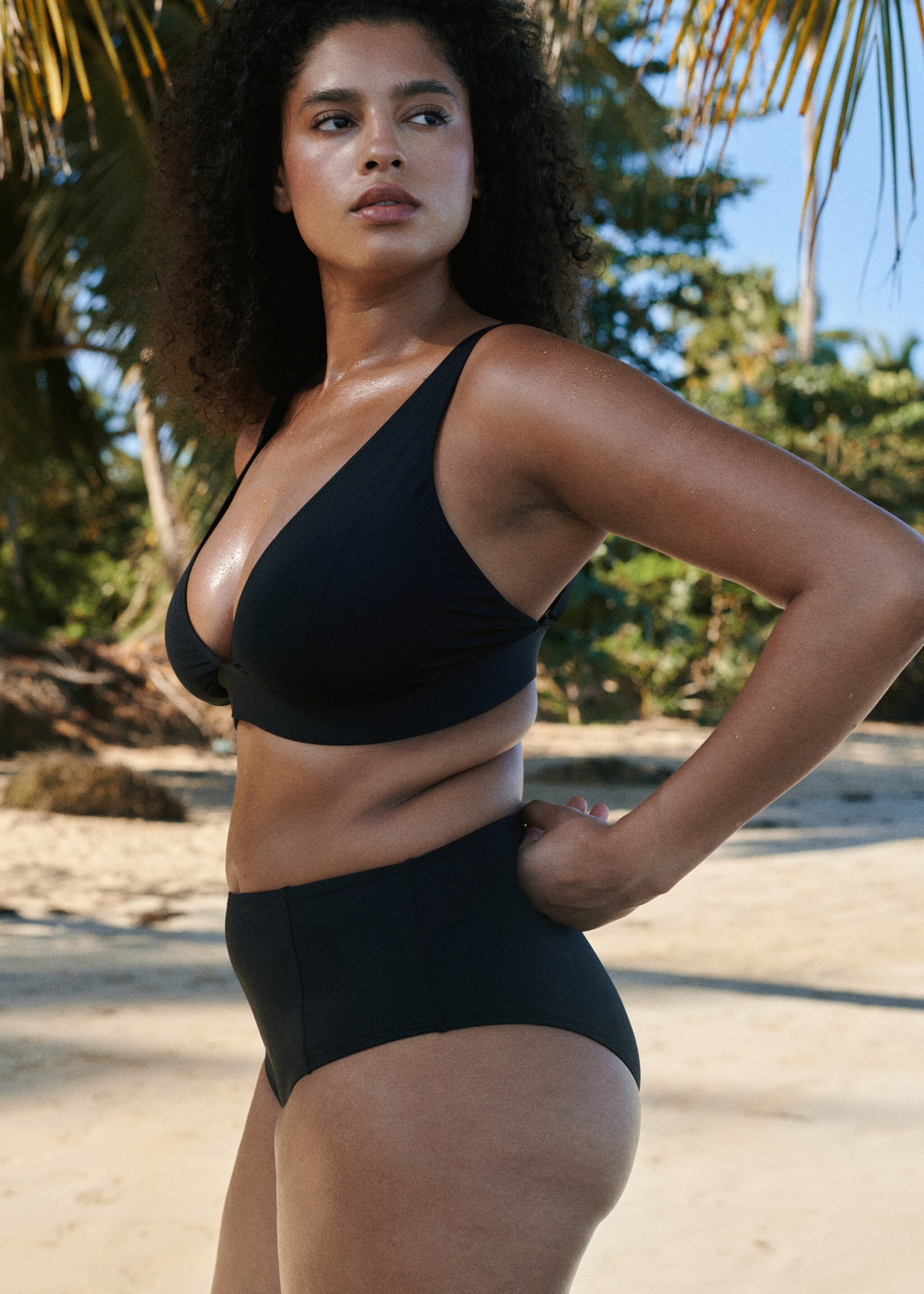 Верх бикини с треугольными чашками - Средний план, Черный. Ref: 27016726-00.