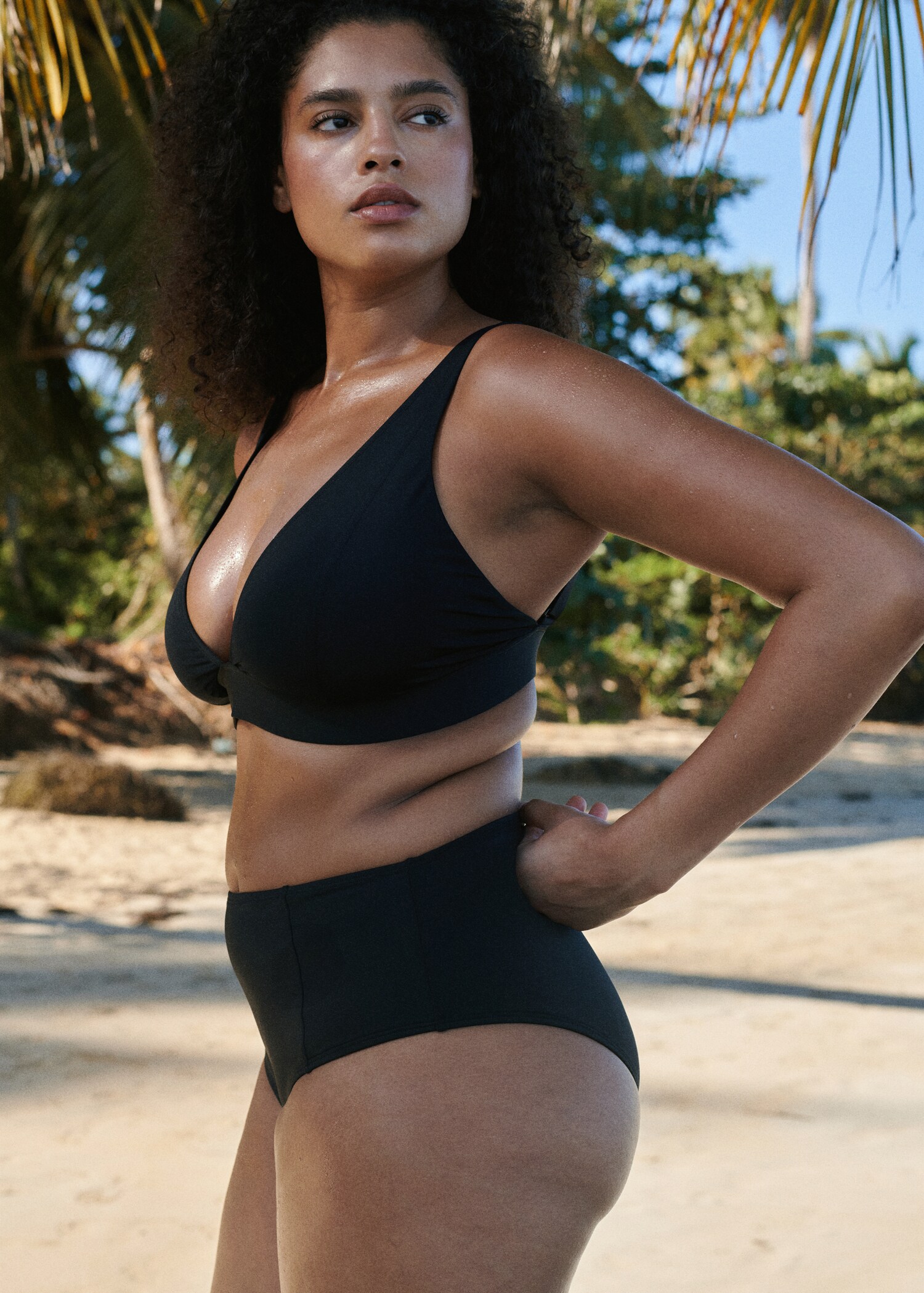 Верх бикини с треугольными чашками - Средний план