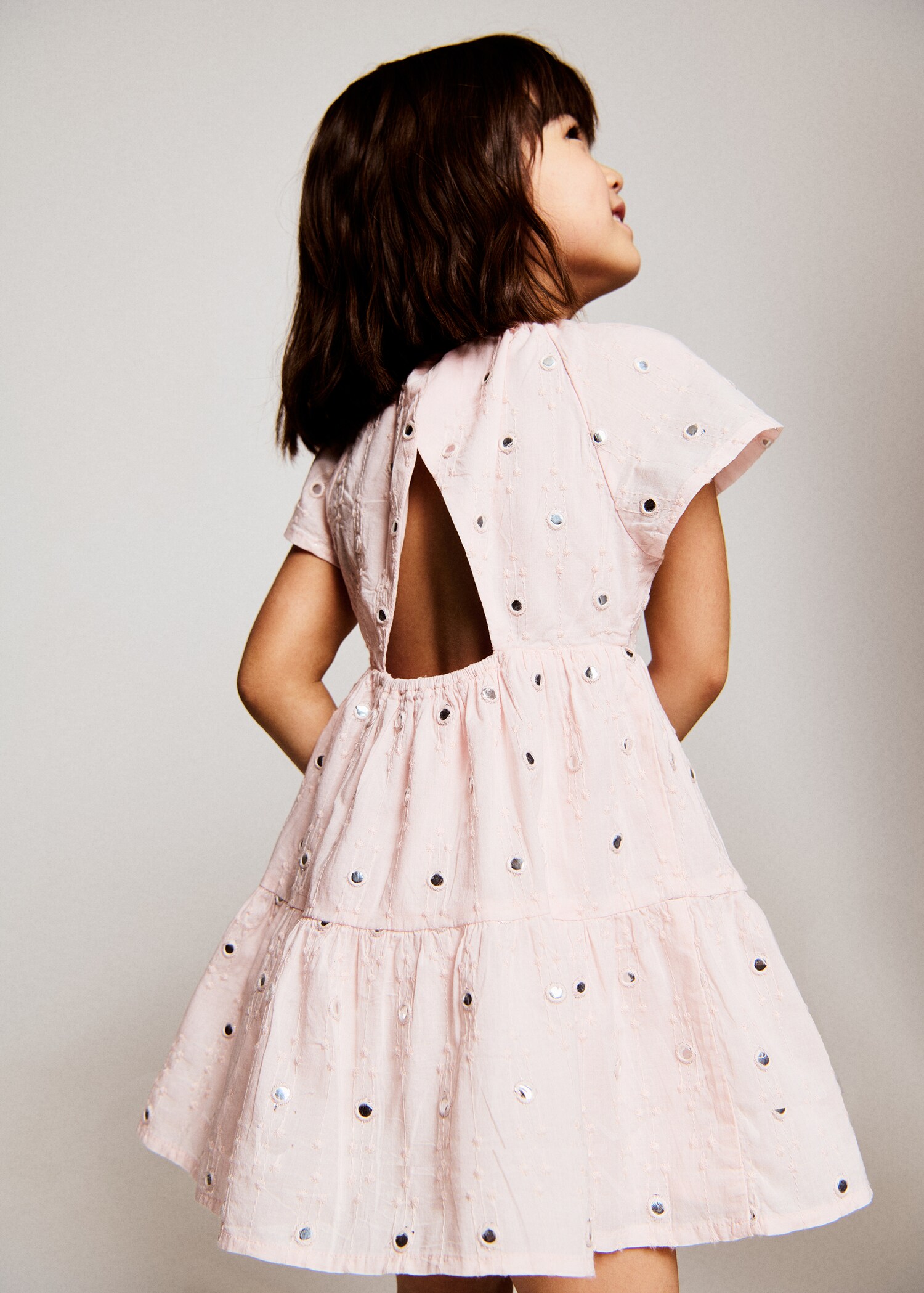 Flowy dress with sparkle details - Medium plane