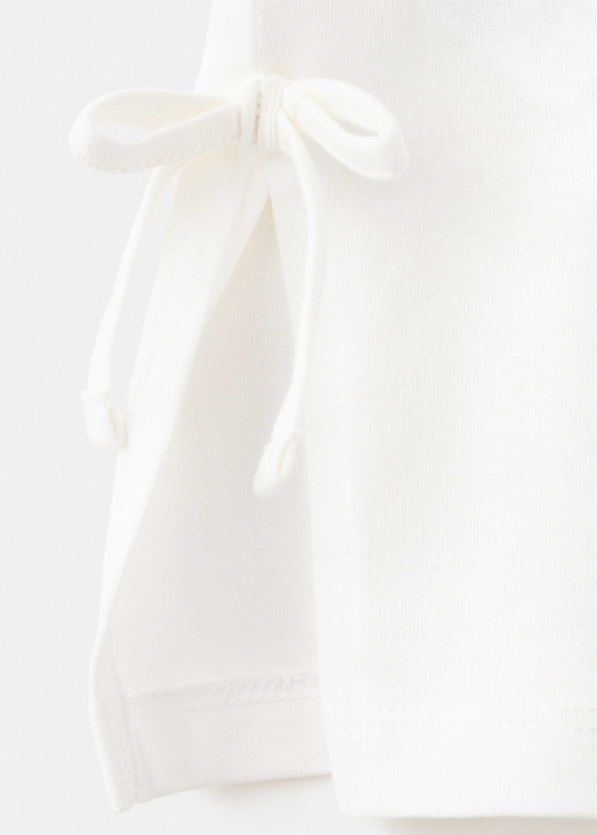 Футболка з принтом та декоративними бантиками - Детальніше про товар 0, Брудно-білий. Ref: 27016737-00.